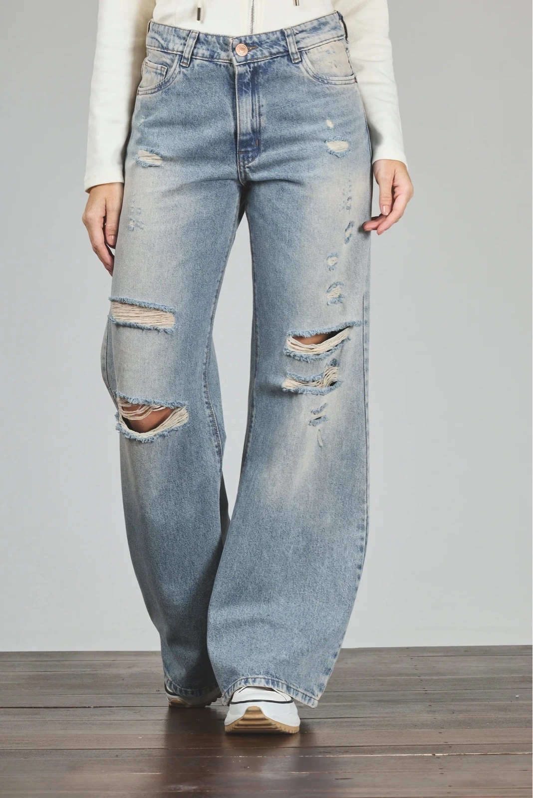  JEANS WIDE LEG MATIZADO CON ROTURA