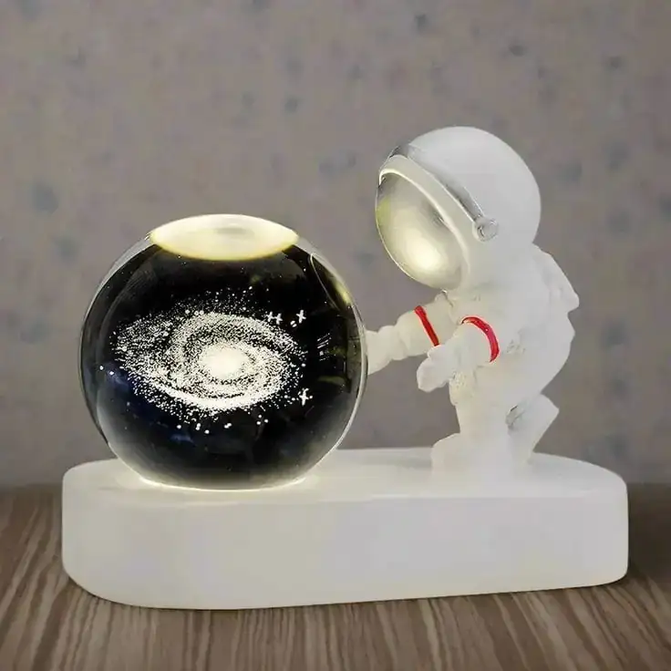 Astronauta con esfera de cristal  3