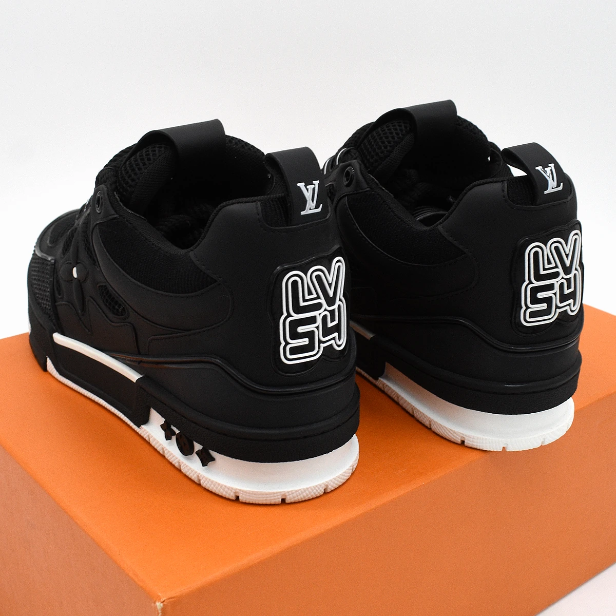 Louis Vuitton LV Skate Sneaker en blanco y negro 2