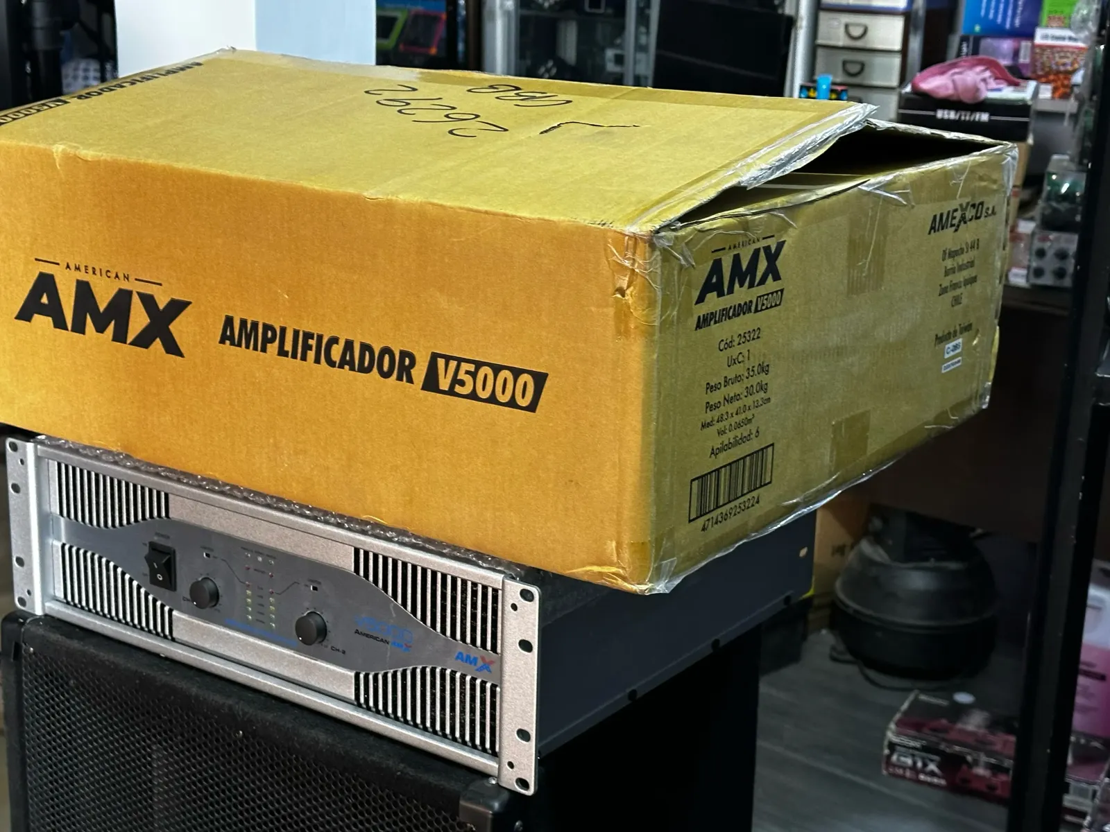 AGOTADO PODER AMX V5000 PRECIO: 8200Bs  PEDIDOS : ￼⁨69442828⁩ PODER ultra potente en solo 3 espacios de rack. 1900 watts RMS por canal a 2 ohmios. 1300 watts RMS por canal a 4 ohmios. 800 watts RMS por canal a 8 ohmios. Puente mono: 3000 watts RMS a 4 ohmios, 2100 watts RMS a 8 ohmios. Distorsión armónica total. Sensibilidad de entrada y impedancia. Peso: 22.50 kg. Código: V5000 3
