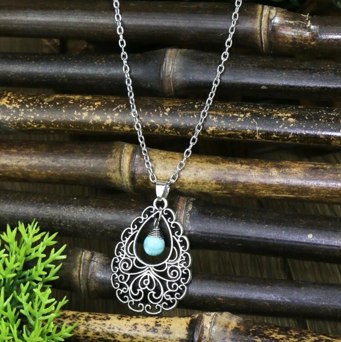 Cadena y Pendientes en metal tallado 3
