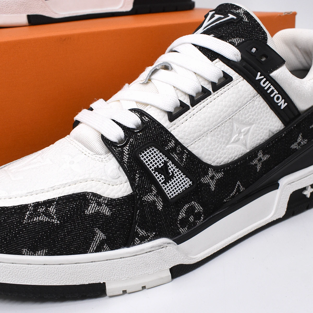 LV Trainer blanco y negro 3