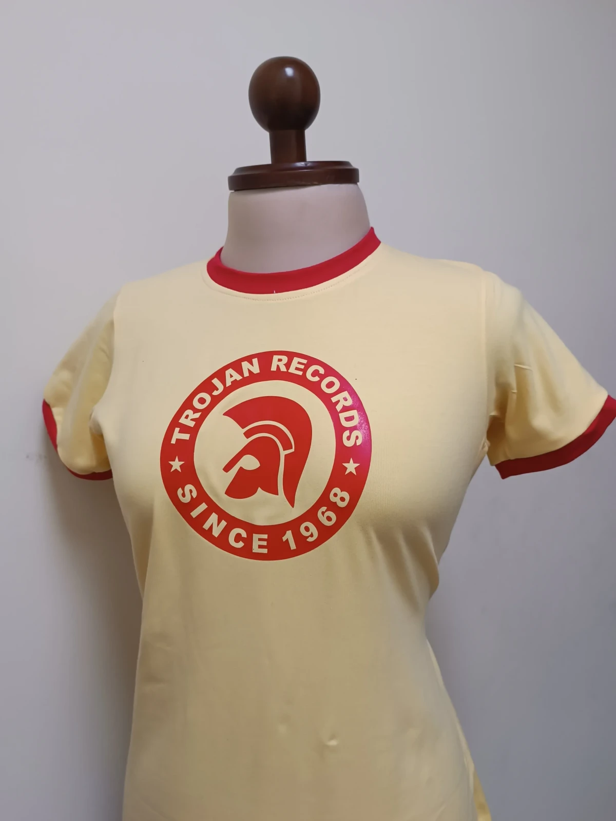 Camiseta amarilla con estampado rojo 2