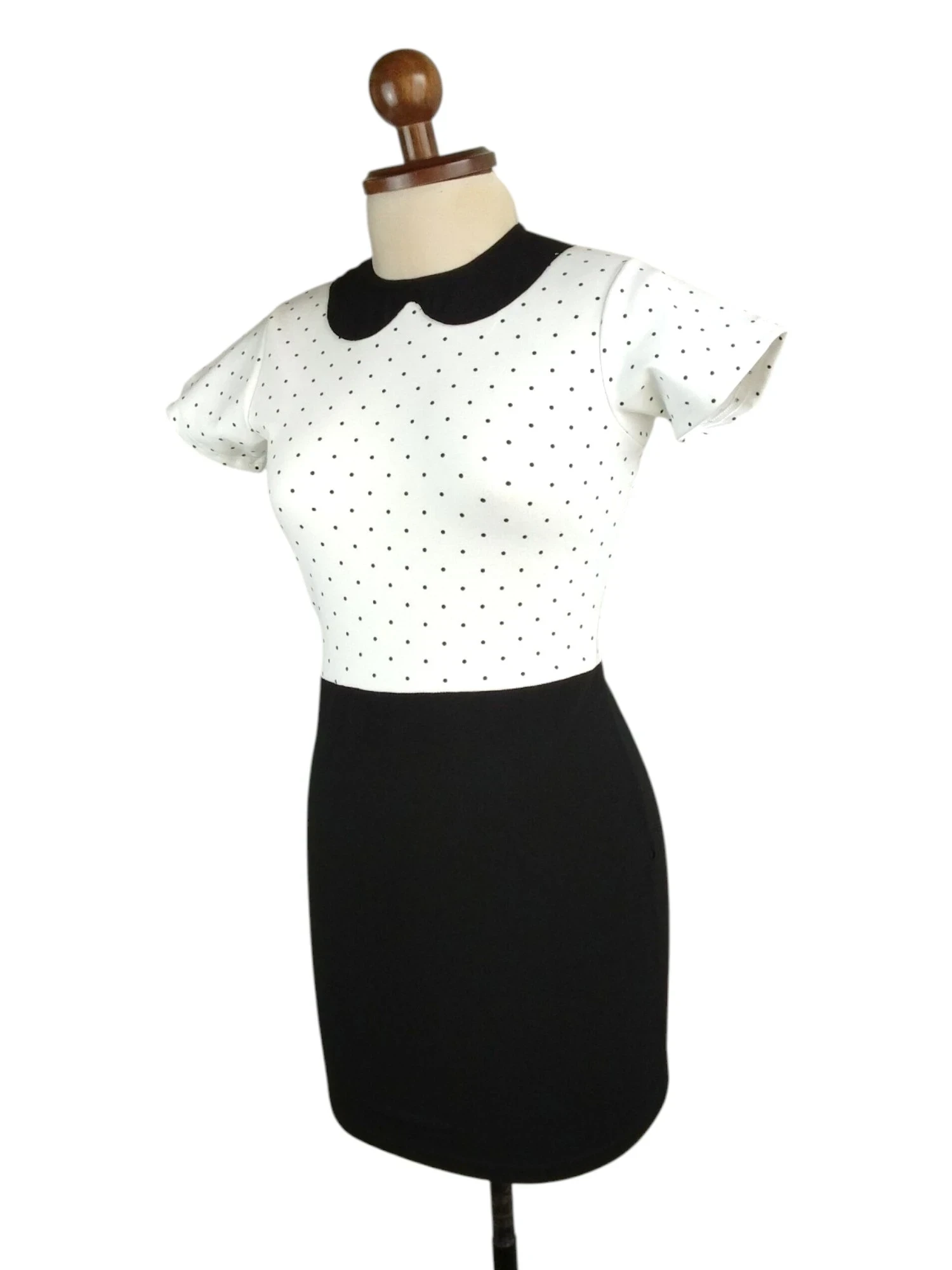 Vestido de puntos y cuello negro