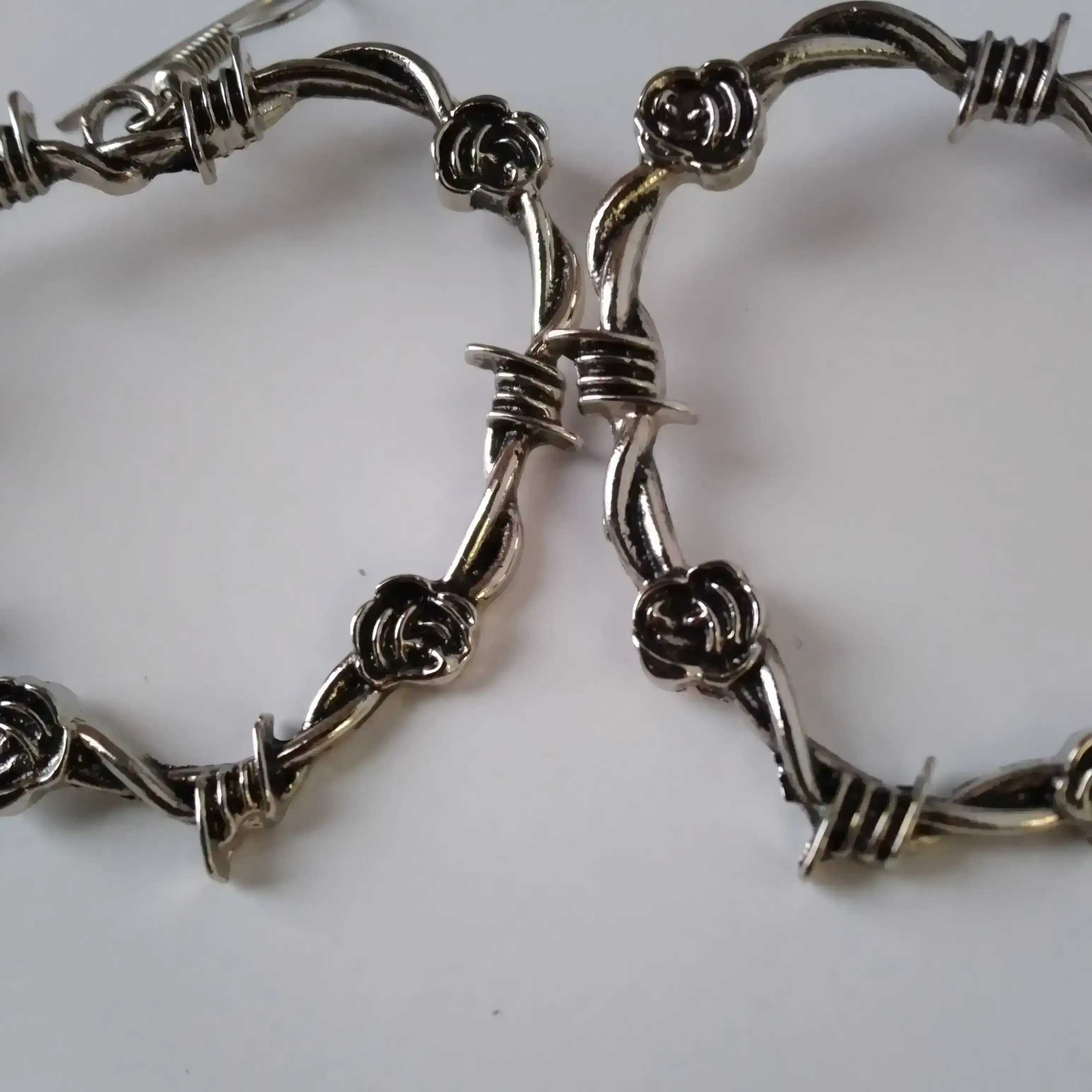 Aretes corazón, rosas y espinas  2