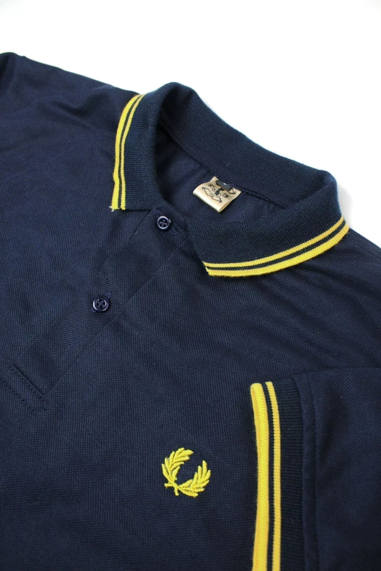 Polo azul oscura con lineas amarillas 