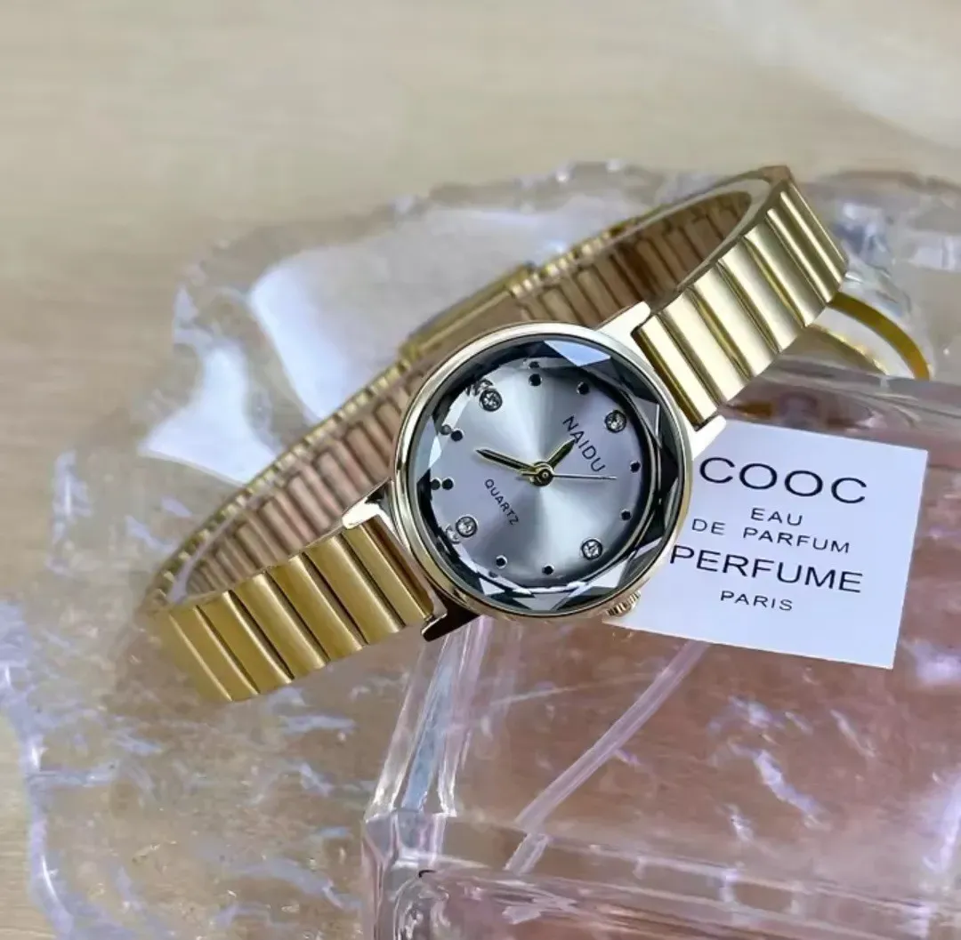 Reloj Naidu Original Acero Análogo Redondo Dorado Fondo Blanco 3