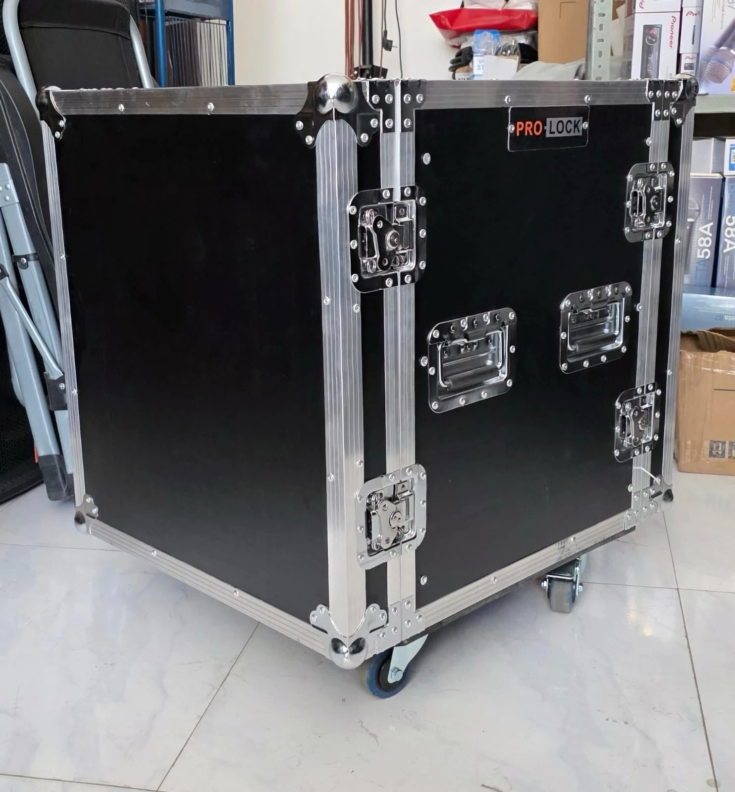 📦RACK PARA PODER 12U📦 (12 espacios) PA/DJ Road/Rack Case🔊🔊 PRECIO: 2780BS.💸 ENVIOS A TODA BOLVIA 🇧🇴 La funda de vuelo PRO LOCK está diseñada para satisfacer las necesidades de músicos y profesionales de audio profesional. La caja del estante viene con madera contrachapada reforzada con aluminio y esquinas de metal para proteger tu equipo cuando estás en movimiento. Está equipado con espacio en rack de 12U y una profundidad estándar de 21 pulgadas. Sus cubiertas delanteras y traseras extraíbles proporcionan un acceso fácil y máximo a los rieles del rack. Mejor aún, sus cierres giratorios resistentes mantienen tus engranajes firmemente bloqueados y sus asas de goma junto con ruedas hacen que sea fácil de transportar.