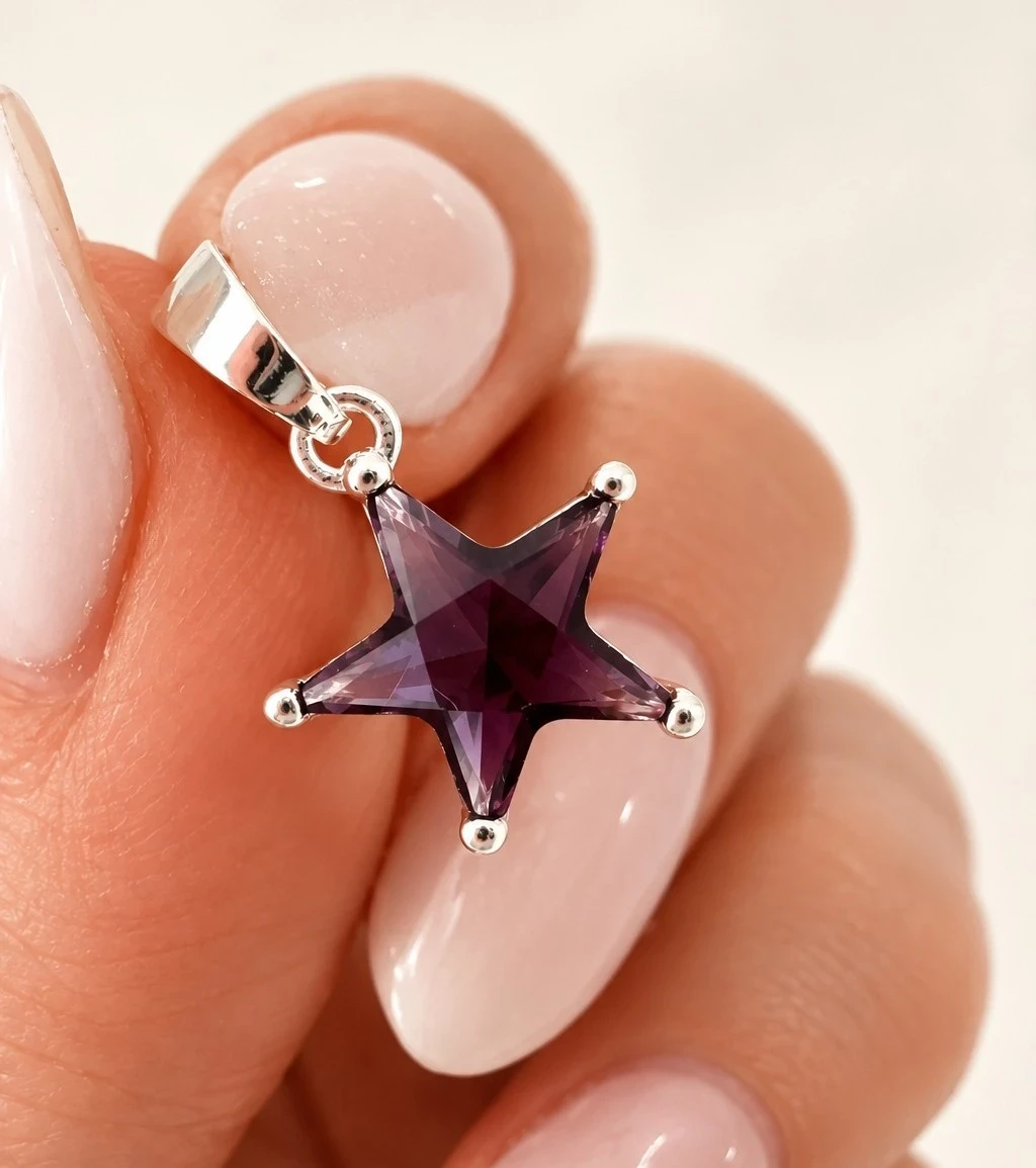 Dije estrella Uva
