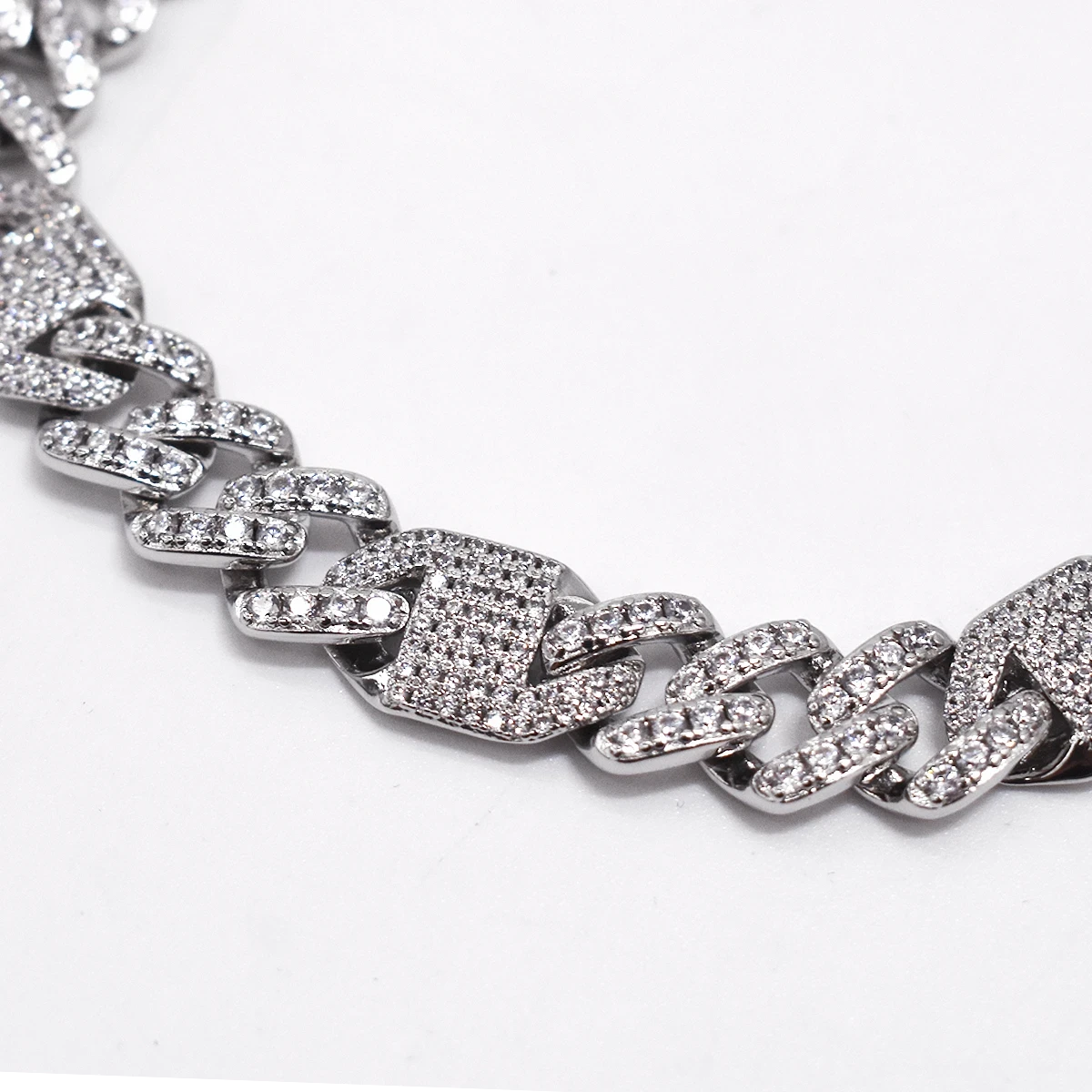 ESCLAVA EN ACERO CON DIAMANTES 4