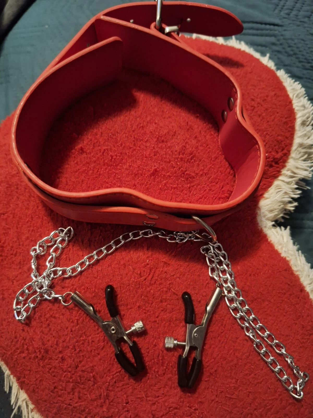 collarín con pinzas para pezones 