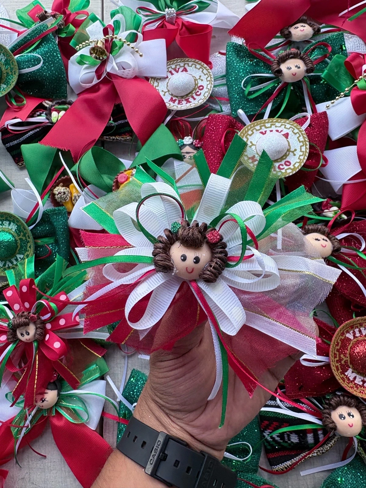 Moño Patrio Mexicano Artesanal con Sombrerito y Cascabeles – Accesorio para Fiestas Patrias 4