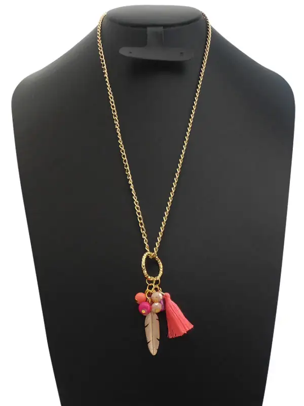 Cadena dorada con pluma y cuentas rosas