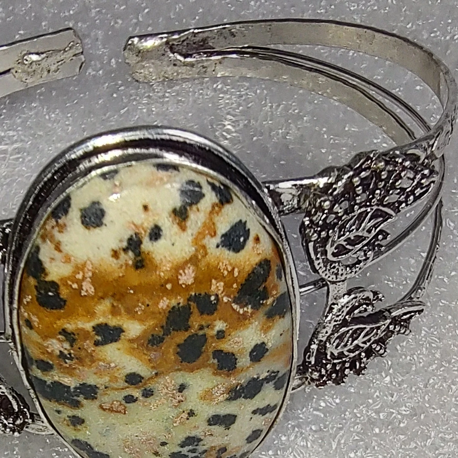 Pulsera bañada en plata con Jaspe Dalmata 2