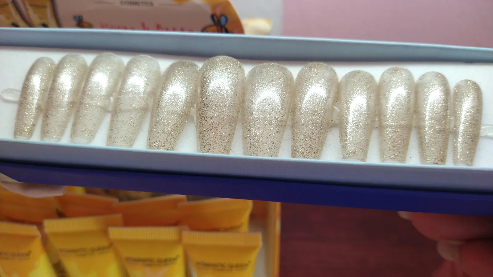 Uñas brillo dorado 3