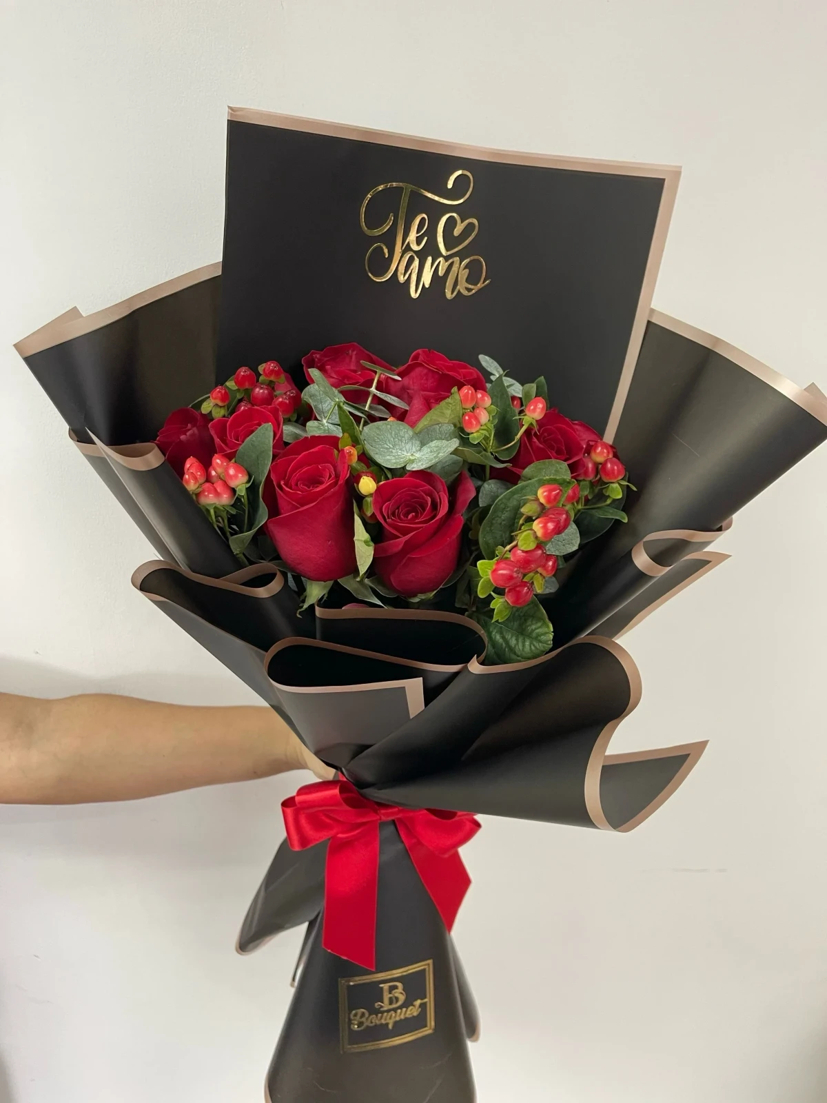 Ramillete mediano con rosas y eucalipto