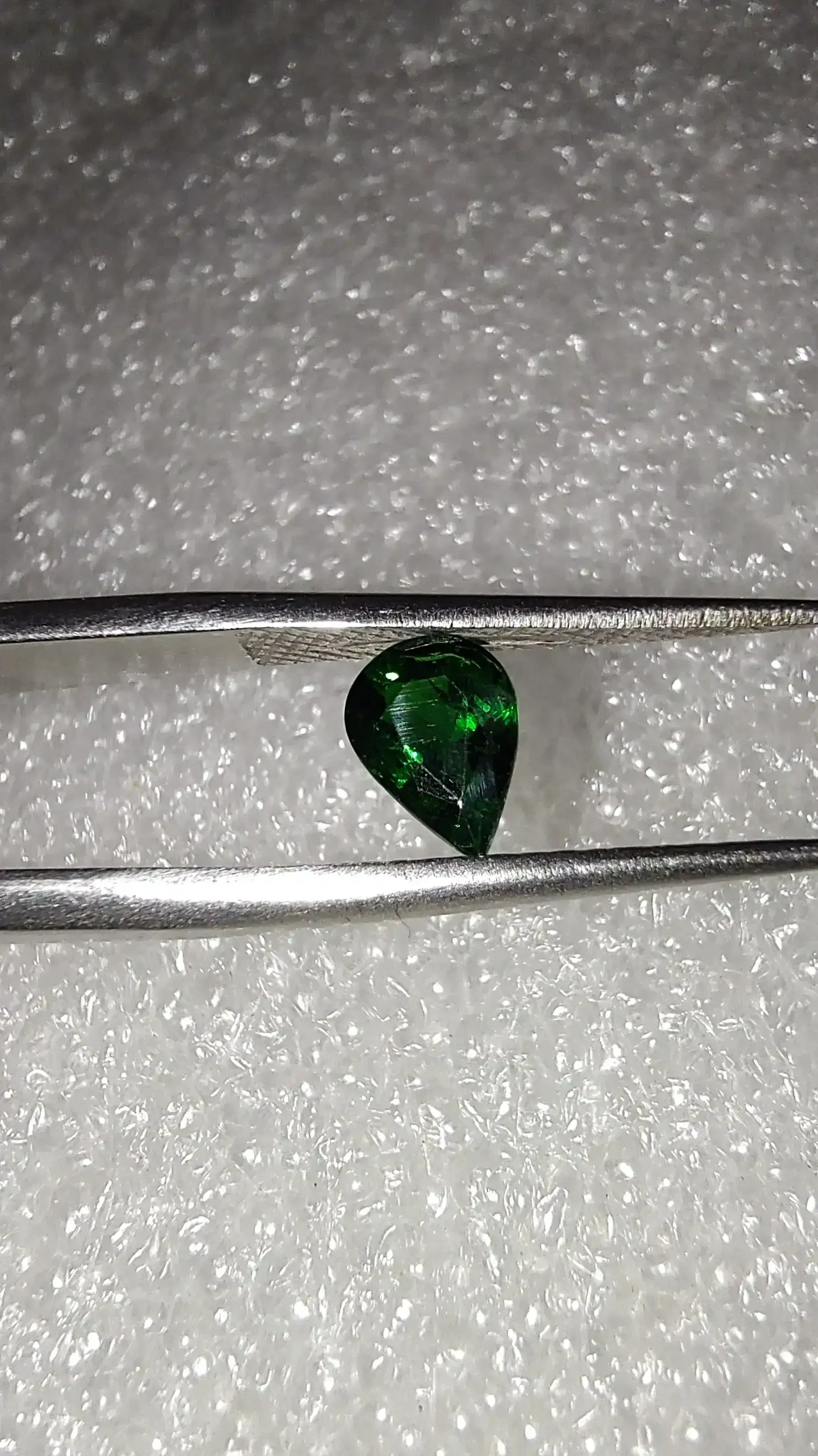 Granate tsavorita verde intenso natural talla gota facetada 2