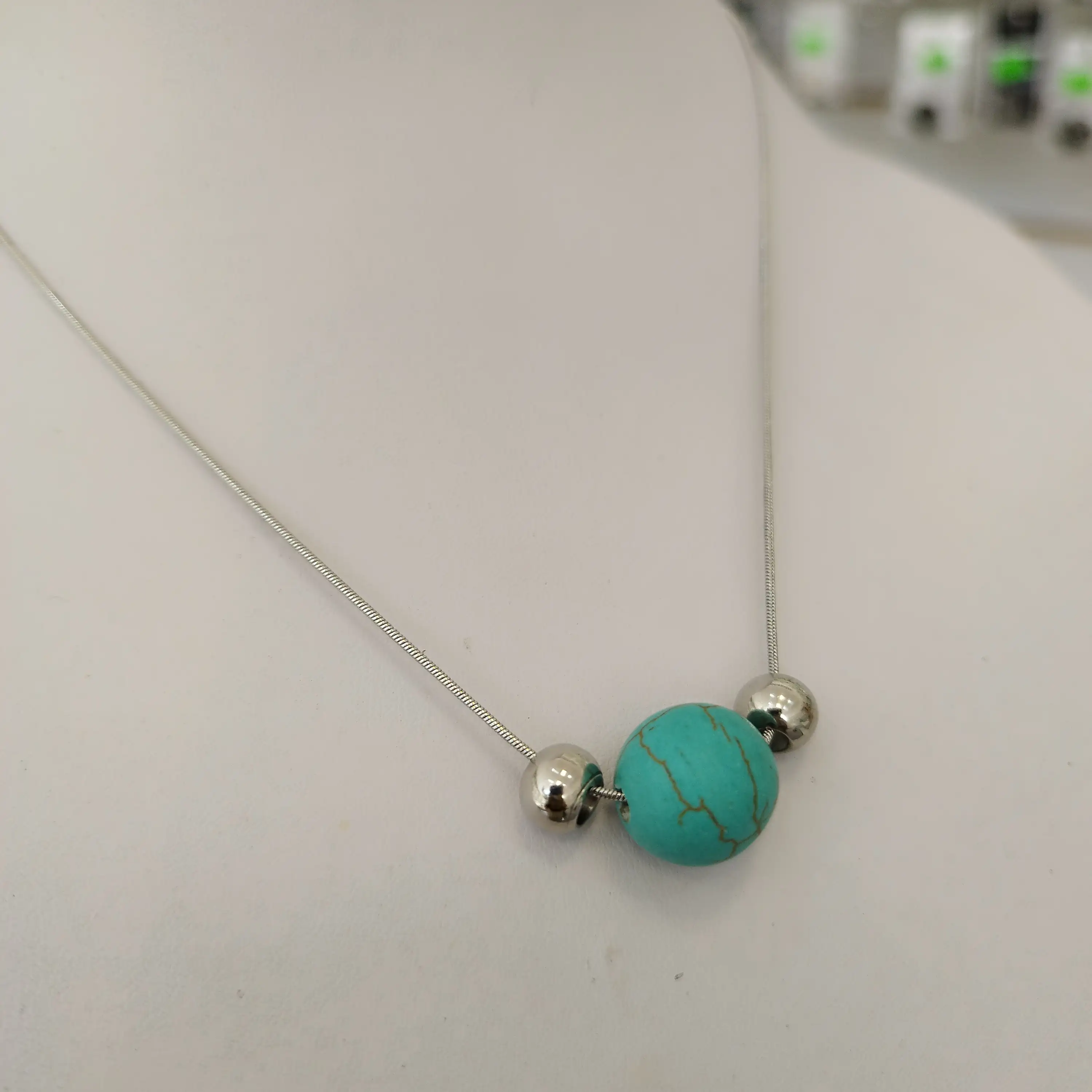 Collar con piedra turquesa