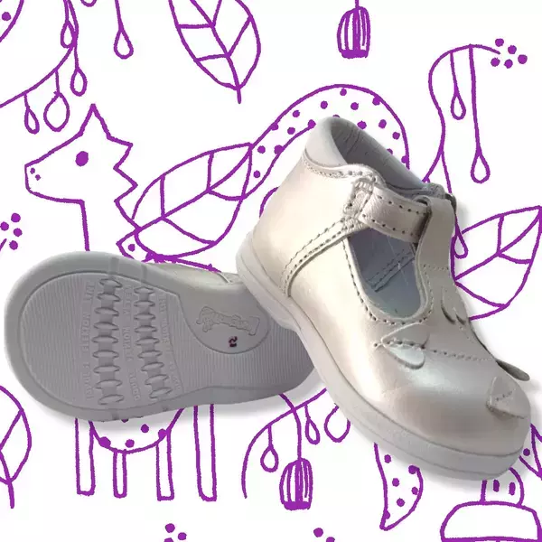 Zapato para niña color beige con corazones.  3