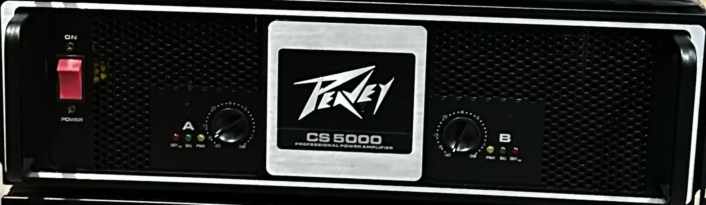 PODER Peavey Cs5000 5000 Watts   PEDIDOS: 69442828  Amplificador de potencia CS 5000 5000vatios en puente El amplificador de potencia CS 5000 está diseñado para proporcionar años de funcionamiento confiable e impecable bajo un uso riguroso. Este amplificador ofrece la superioridad sonora y la confiabilidad insuperable por las que Peavey es famoso, sin dejar de ser sorprendentemente compacto. La tecnología avanzada y los extensos circuitos de protección permiten la operación con mayor eficiencia en cargas y condiciones de energía difíciles. El circuito DDT (técnica de detección de distorsión) garantiza un funcionamiento sin problemas en cargas tan bajas como 2 ohmios. El DDT protege a los conductores y garantiza que se mantenga la integridad del sonido, incluso en condiciones extremas de sobrecarga. El diseño de alta eficiencia del CS utiliza tecnología multirraíl clase H para producir una alta potencia de salida y al mismo tiempo reducir las pérdidas. Los enormes disipadores de calor y un ventilador de refrigeración de gran volumen mantienen una temperatura de funcionamiento general más baja, lo que da como resultado una mayor vida útil del transistor de salida. Técnica de detección de distorsión (DDT) Interruptor selector de voltaje de línea Ventilador de enfriamiento de alto volumen