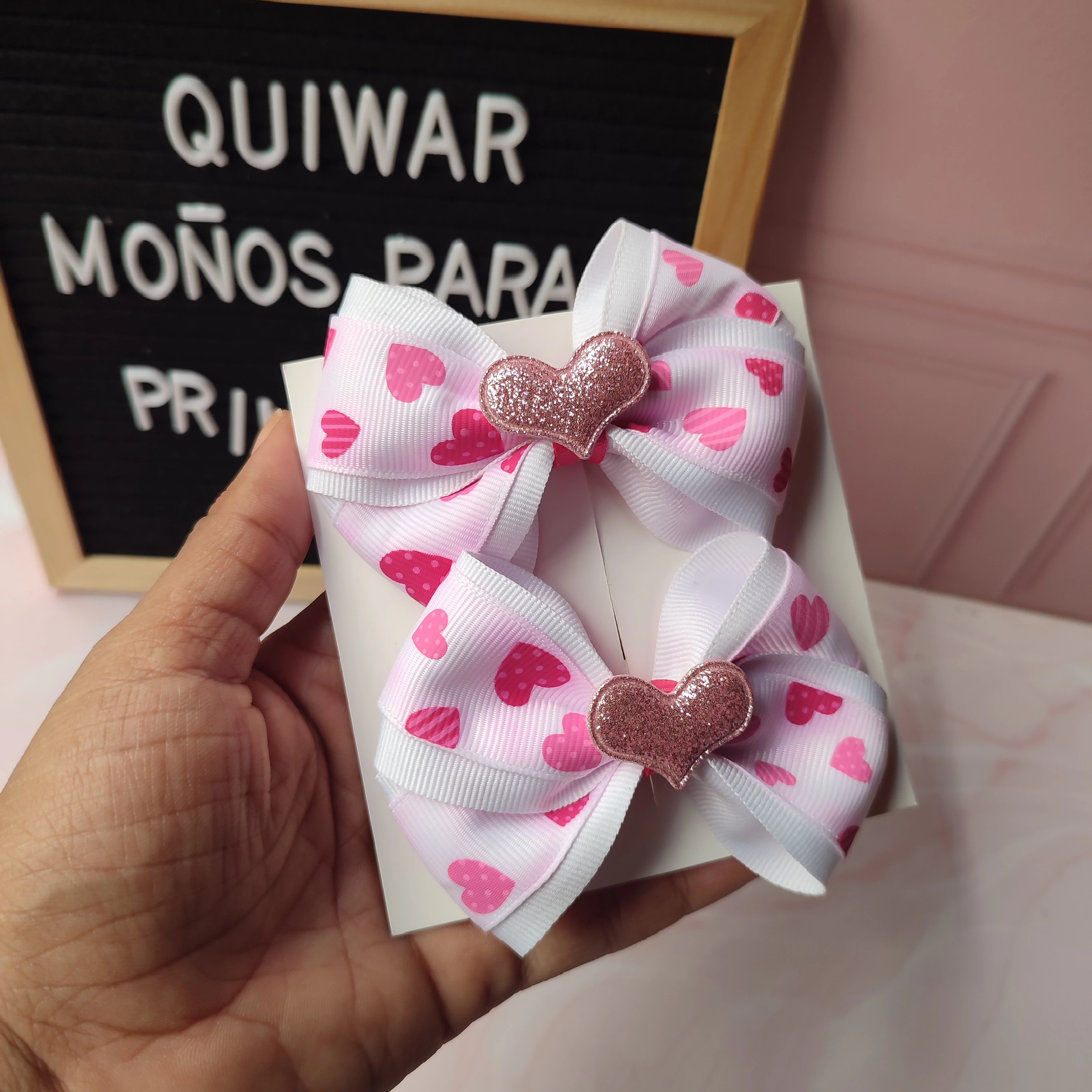 Par lazos Raquel Blancos cinta corazones rosado y fucsia, aolique corazon rosado