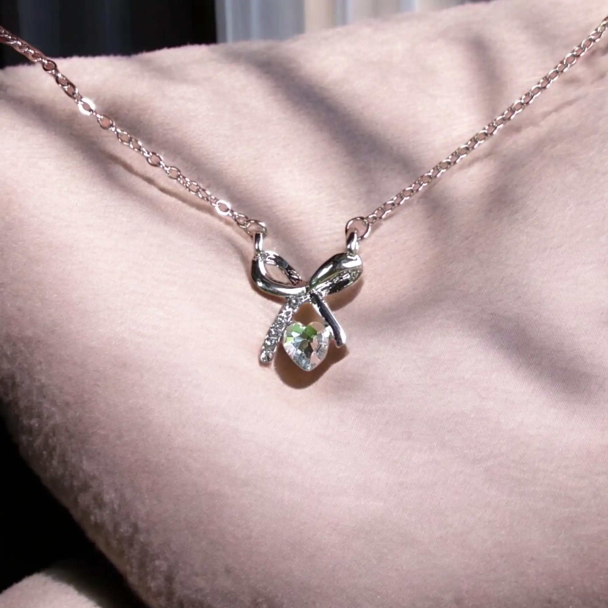 Lazo plateado con corazón blanco