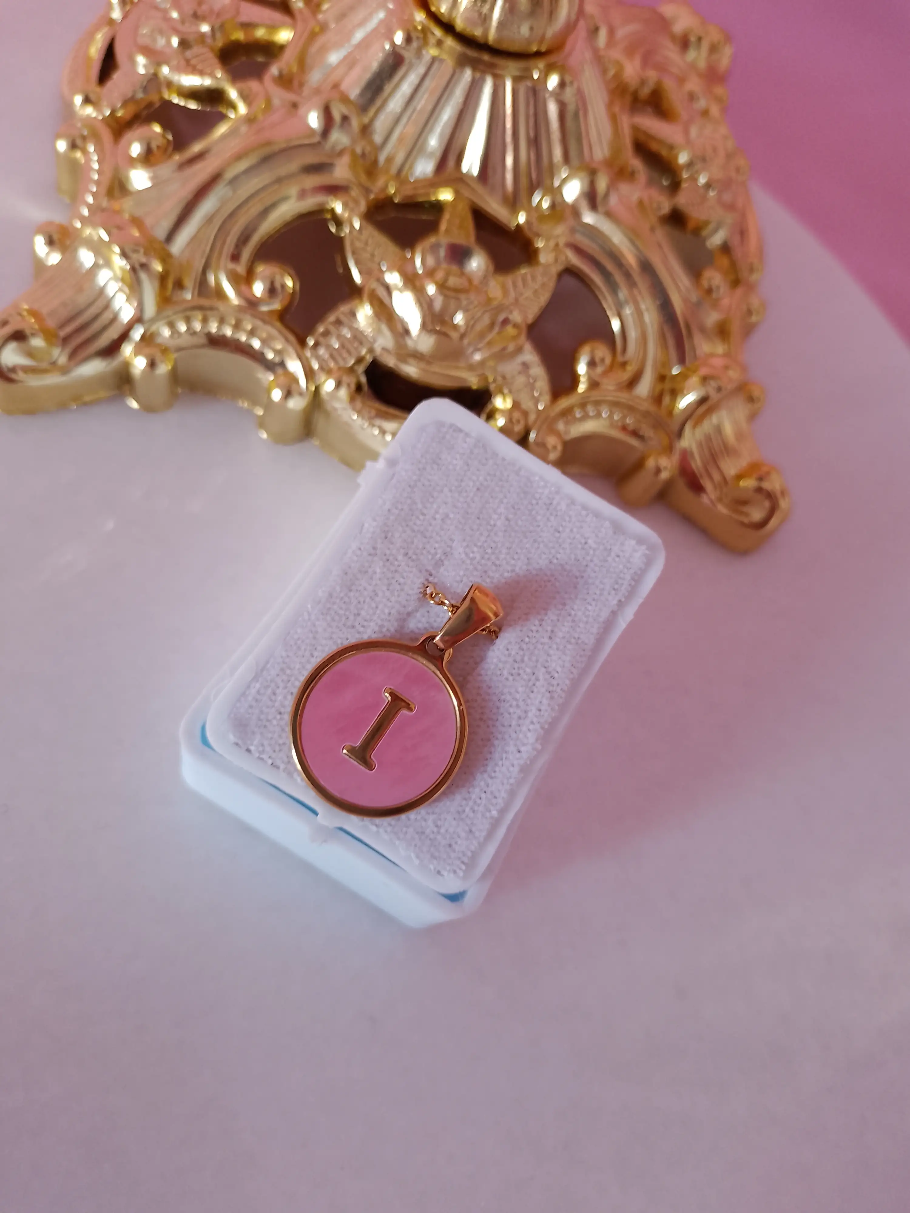 Inicial redonda rosa 