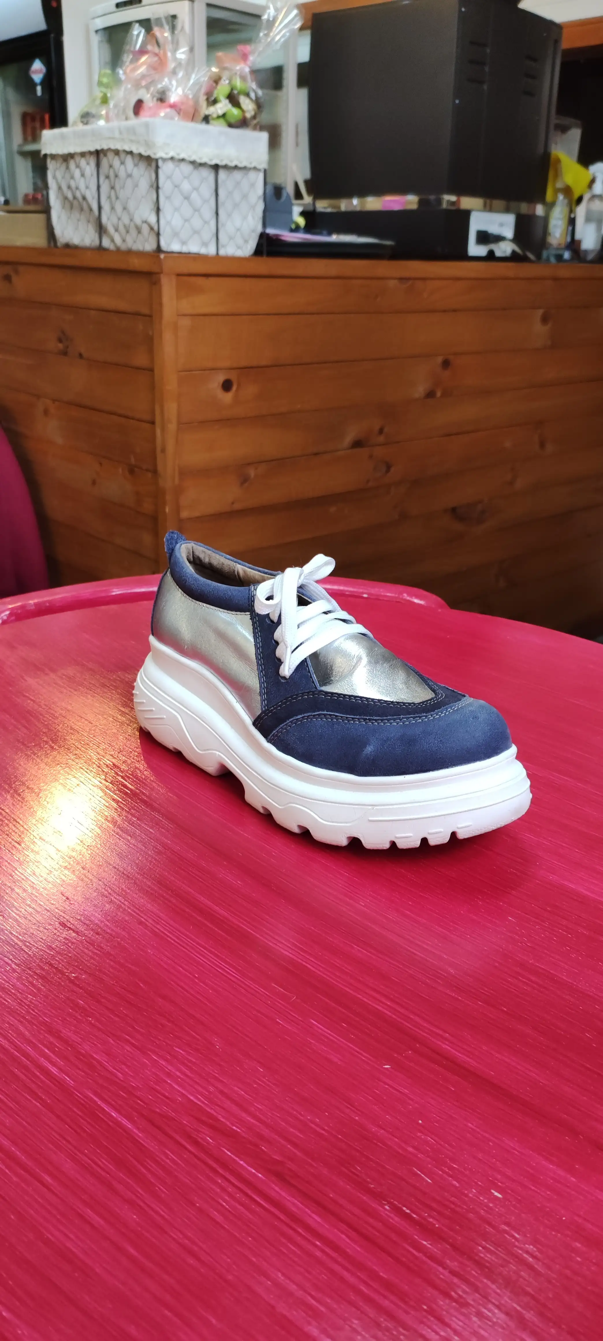 Zapatilla azul con plata