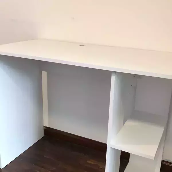 Escritorio con repisas