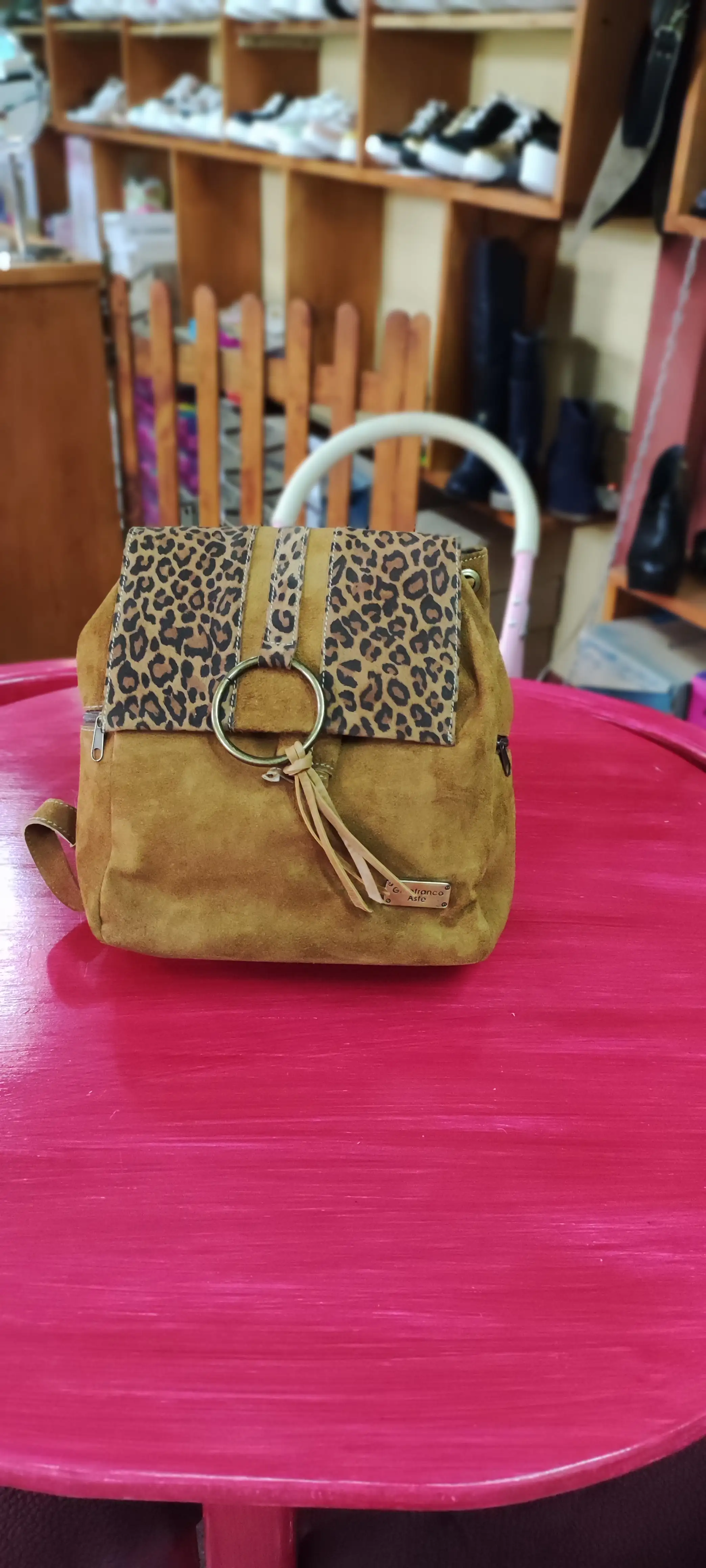 Mochila café gamuza 