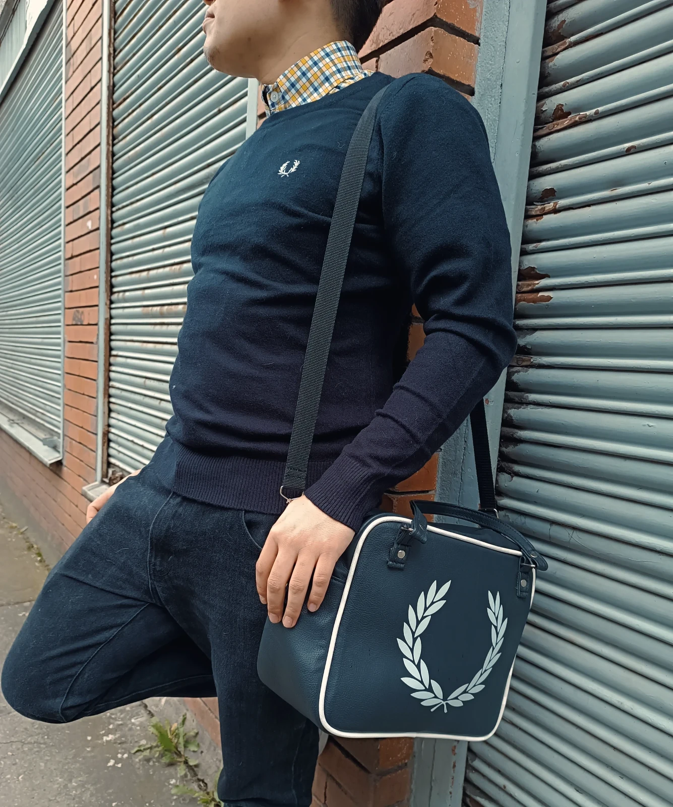 Bolso negro con laurel blanco  3