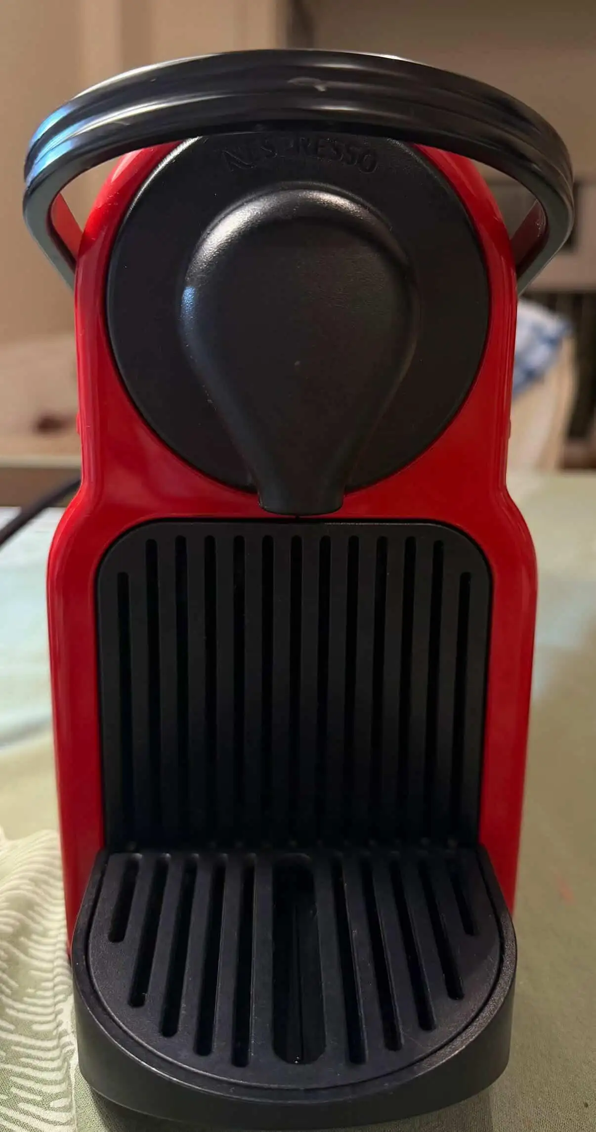 Cafetera Nespresso Inissia roja – cápsulas – excelente estado  Descripción: Cafetera Nespresso modelo Inissia, color rojo. Funciona perfecto, ideal para espresso y lungo. Muy práctica y compacta, calienta rápido y ocupa poco espacio. Compatible con cápsulas Nespresso (Original). Se entrega con tanque de agua y bandeja. 2