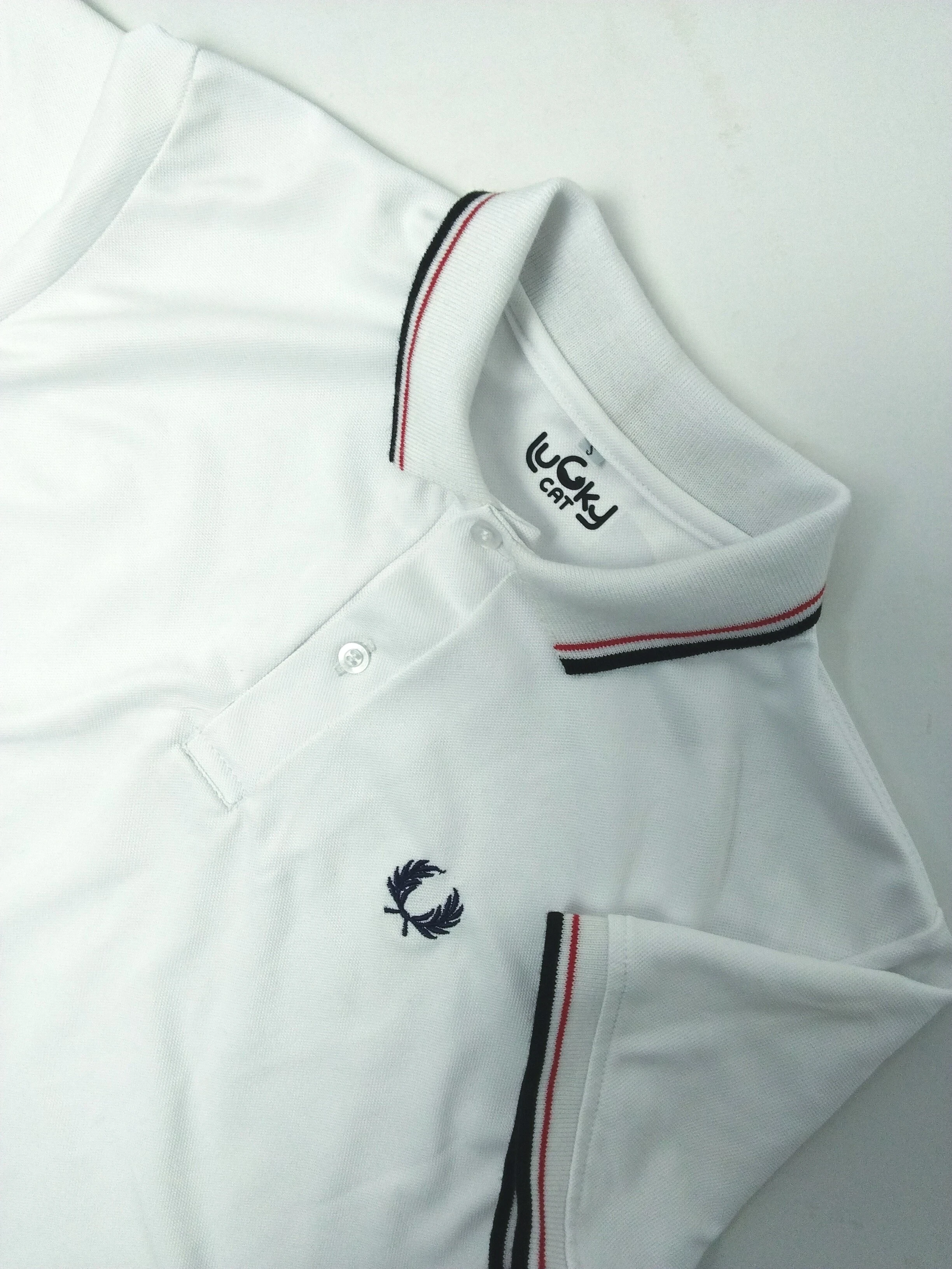 Camisa polo blanco con azul oscuro y rojo 