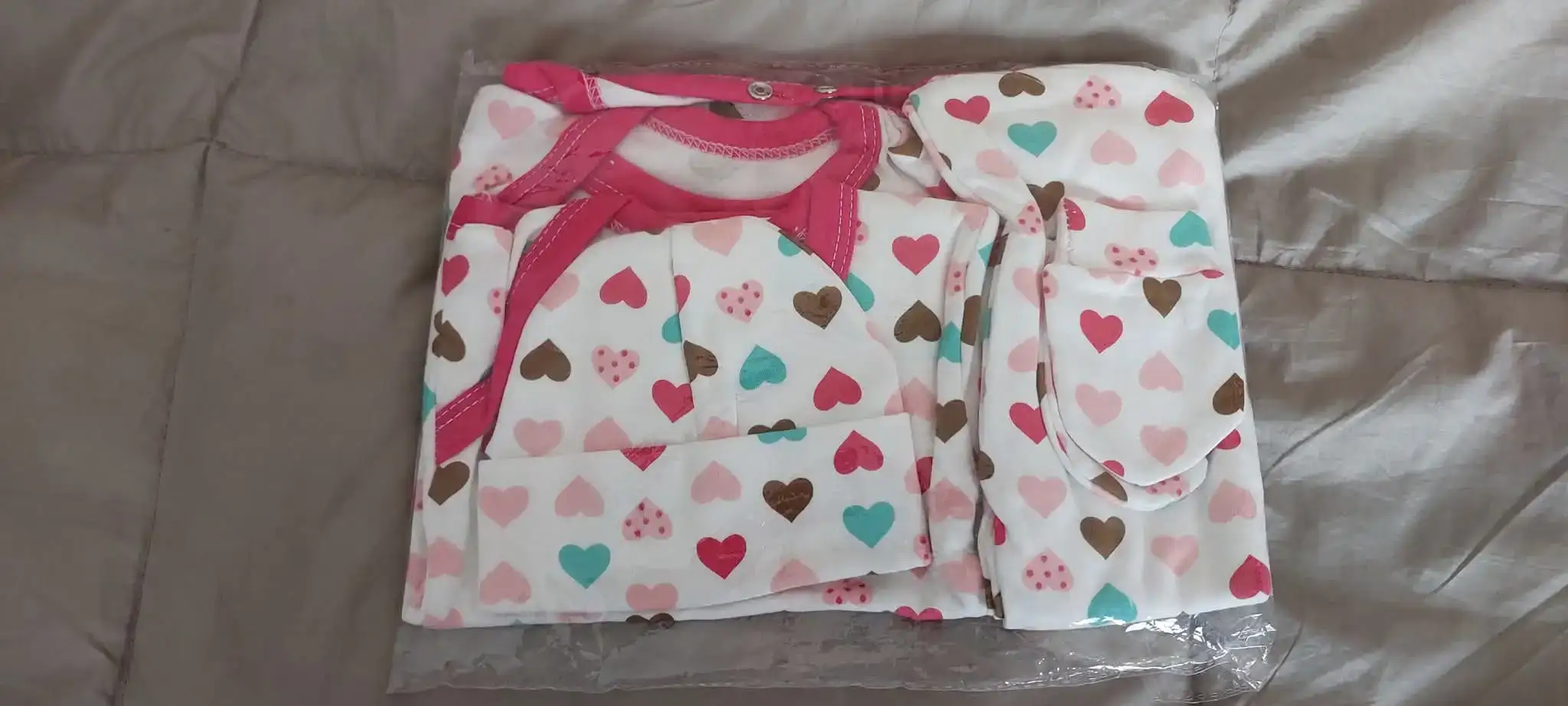 Ajuar 5 piezas corazones 0/3 meses
