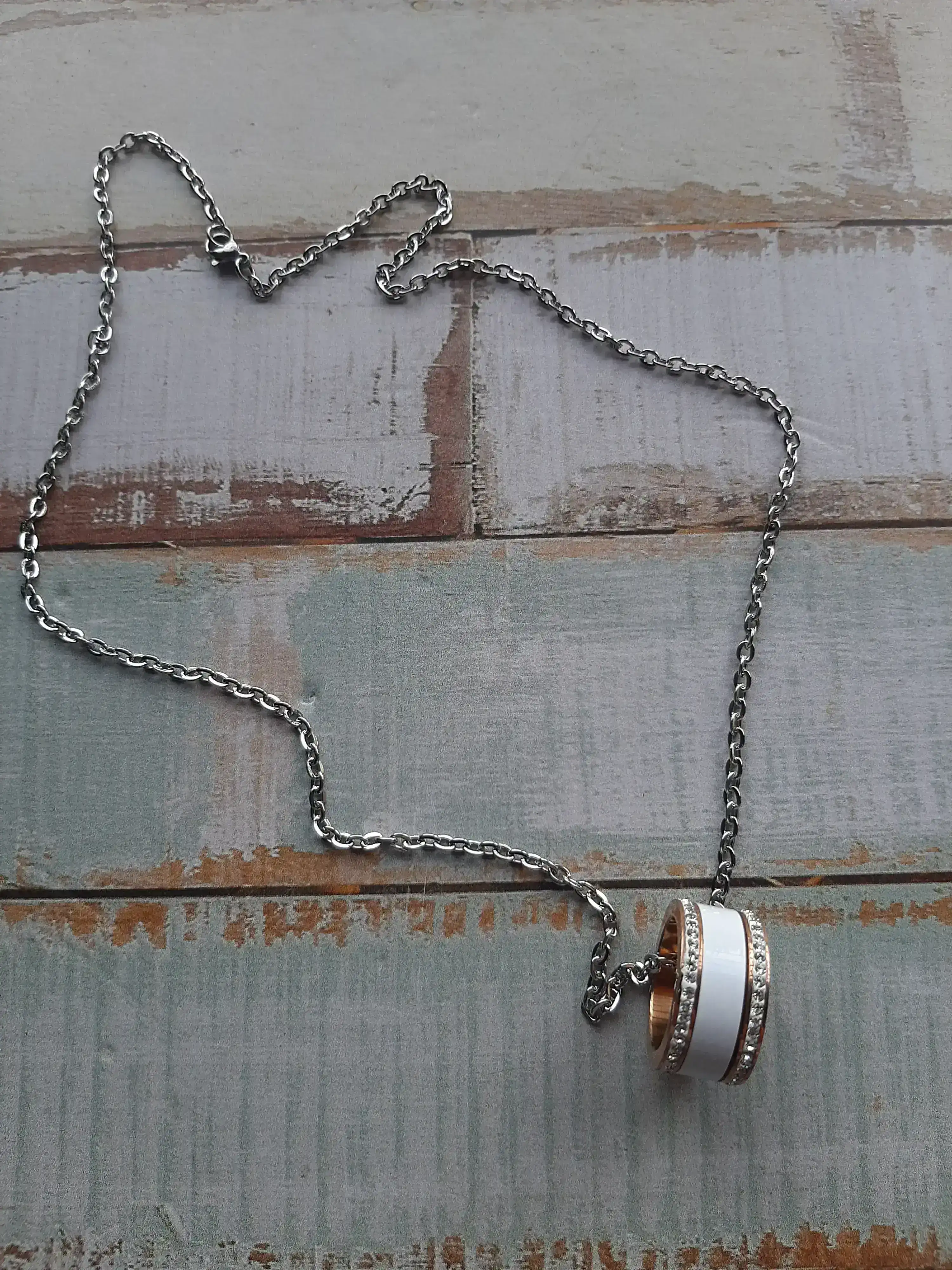 Cadena y dije de acero