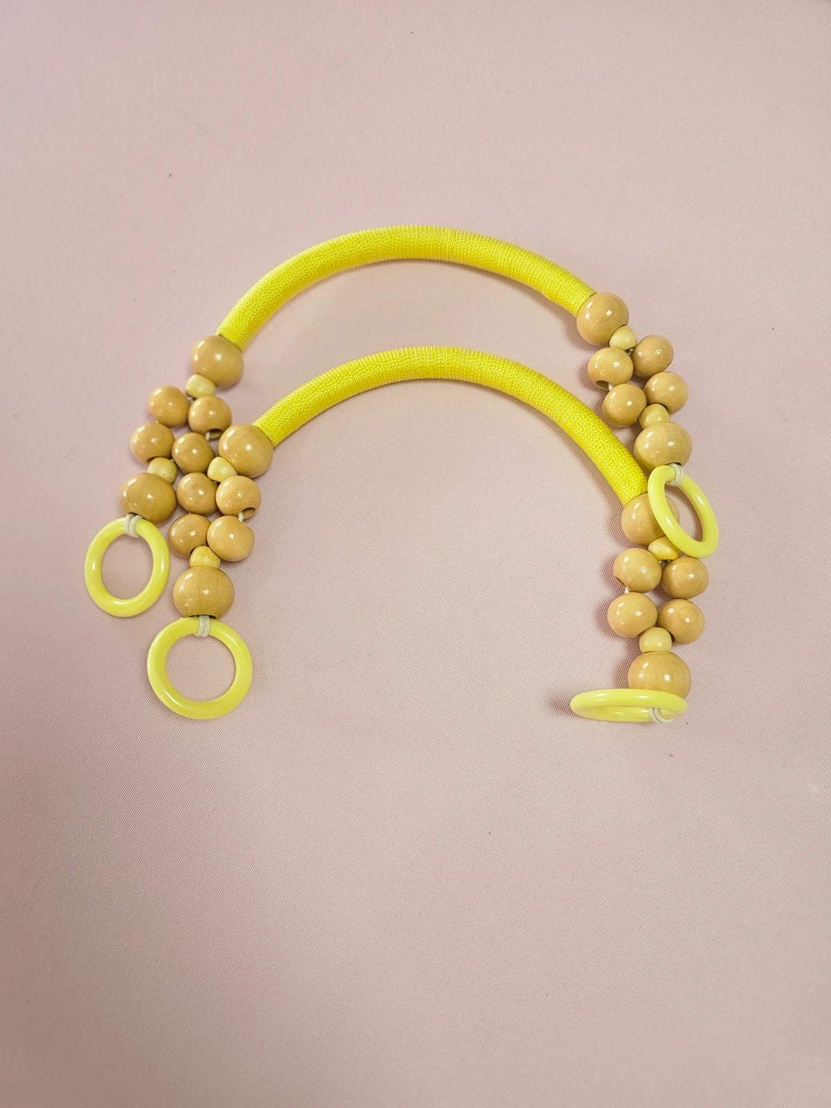 Asa con cuentas amarillo