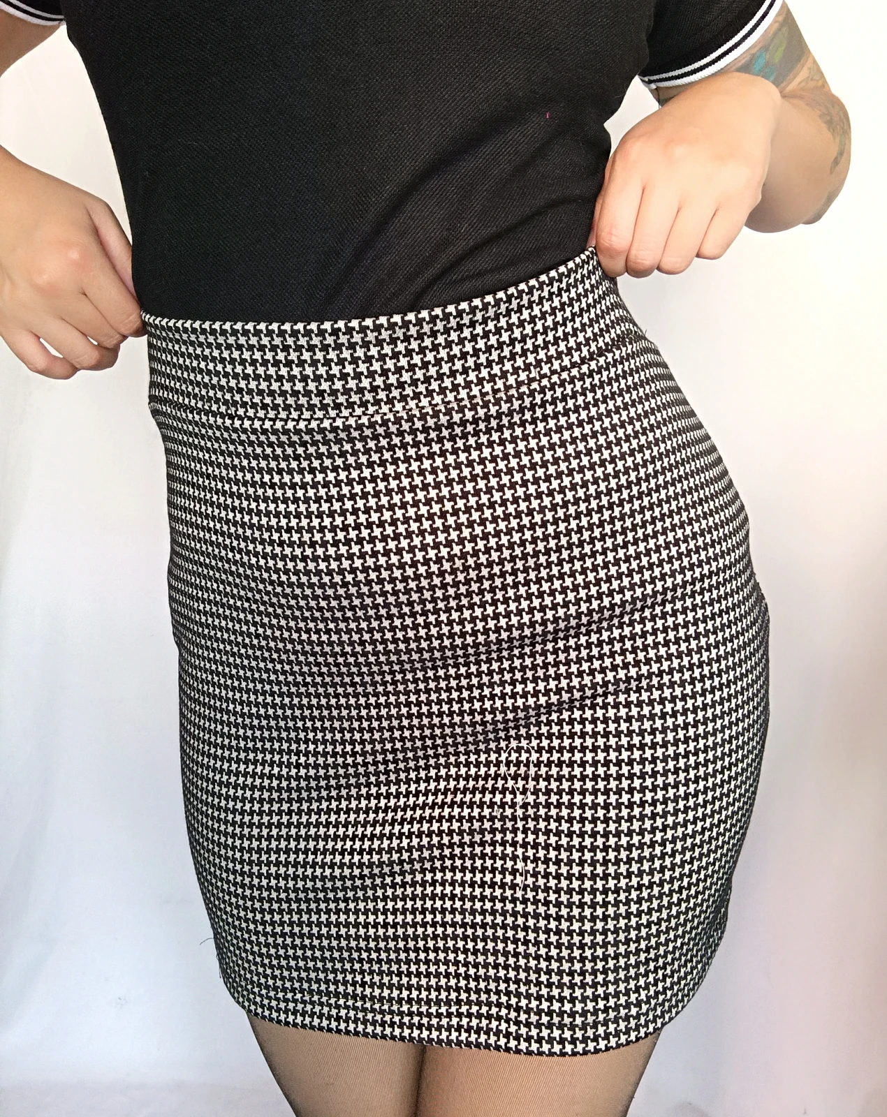 Falda licrada cuadros pequeños blanco con negro 2