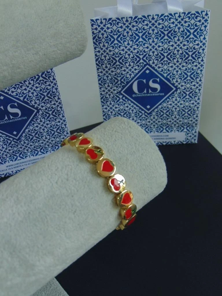 PULSERA ACERO DORADA ELASTICA DIJES CORA Y CEREZAS ROJAS 2