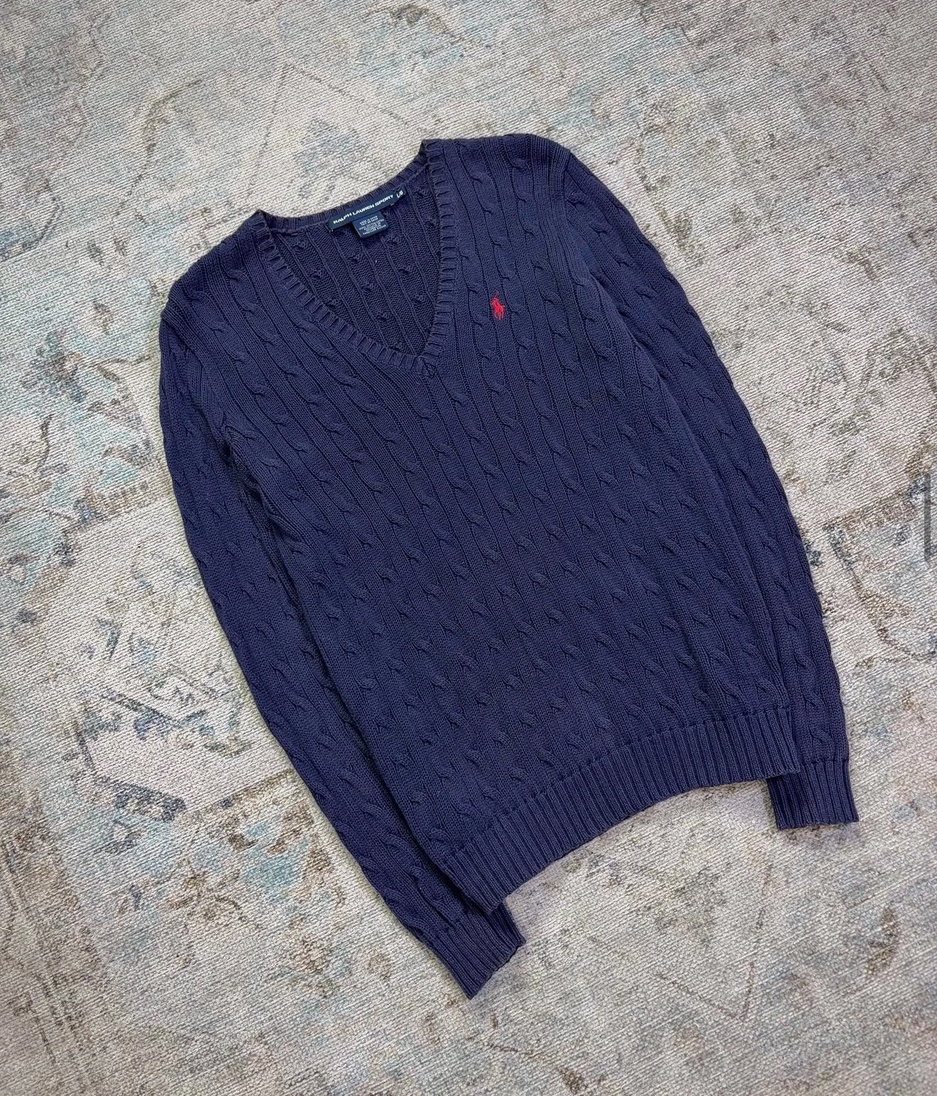 Suéter cable-knit Ralph Lauren Sport azul marino con escote en V con desgaste de color 