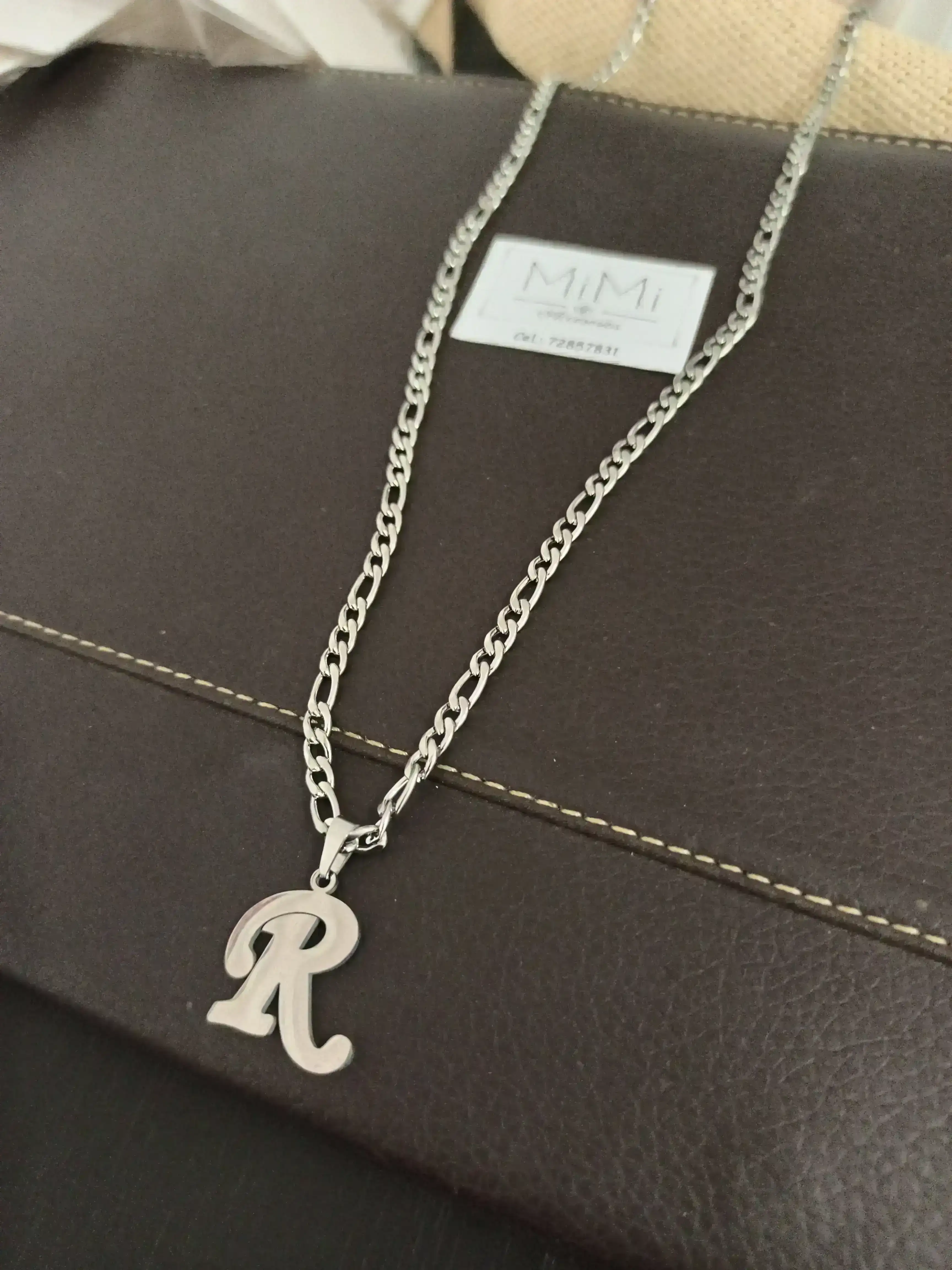 Collar con inicial R en acero inoxidable 