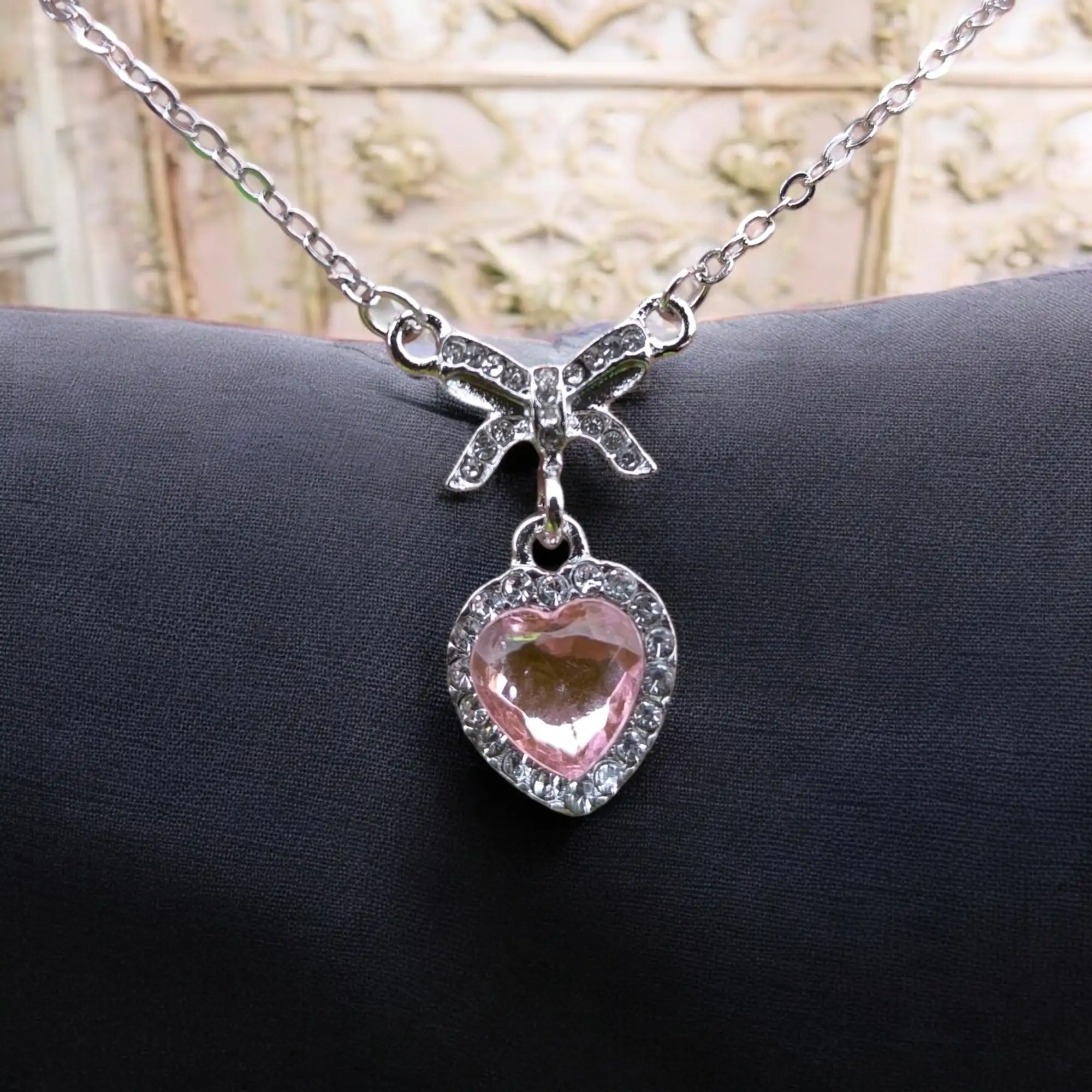 Lazo plateado con corazón rosa 4