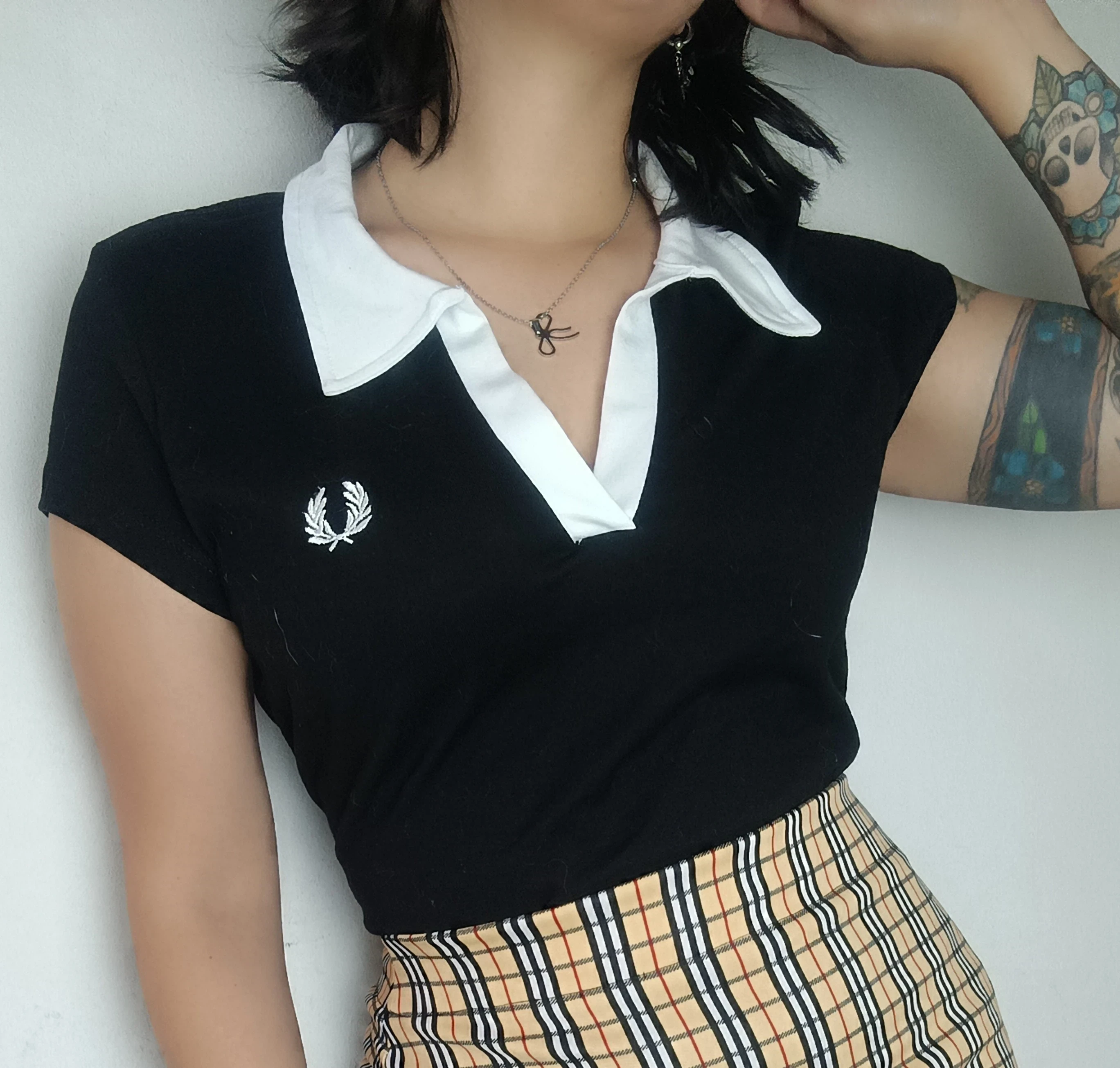 Blusa negra con cuello blanco  2