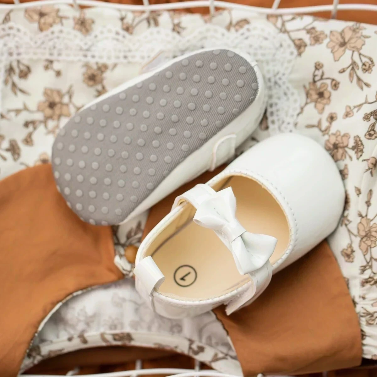 ZAPATITOS BLANCOS LAZOS 3