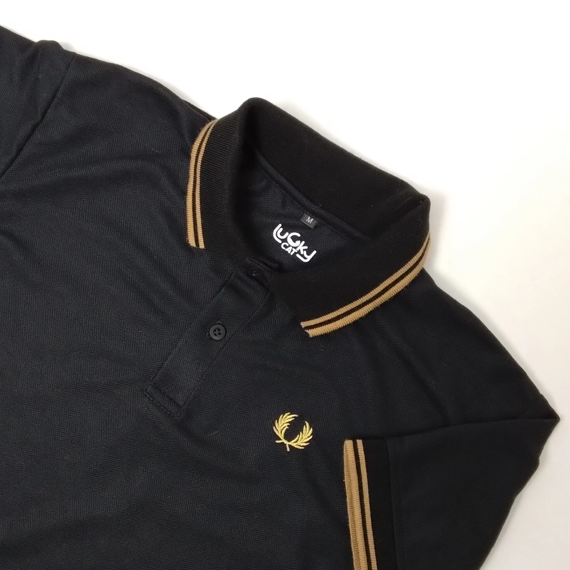 Camisa polo negra con lineas doradas  2