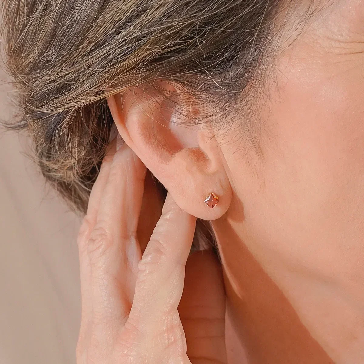 Arete Circon Cuadrado ROJO 3
