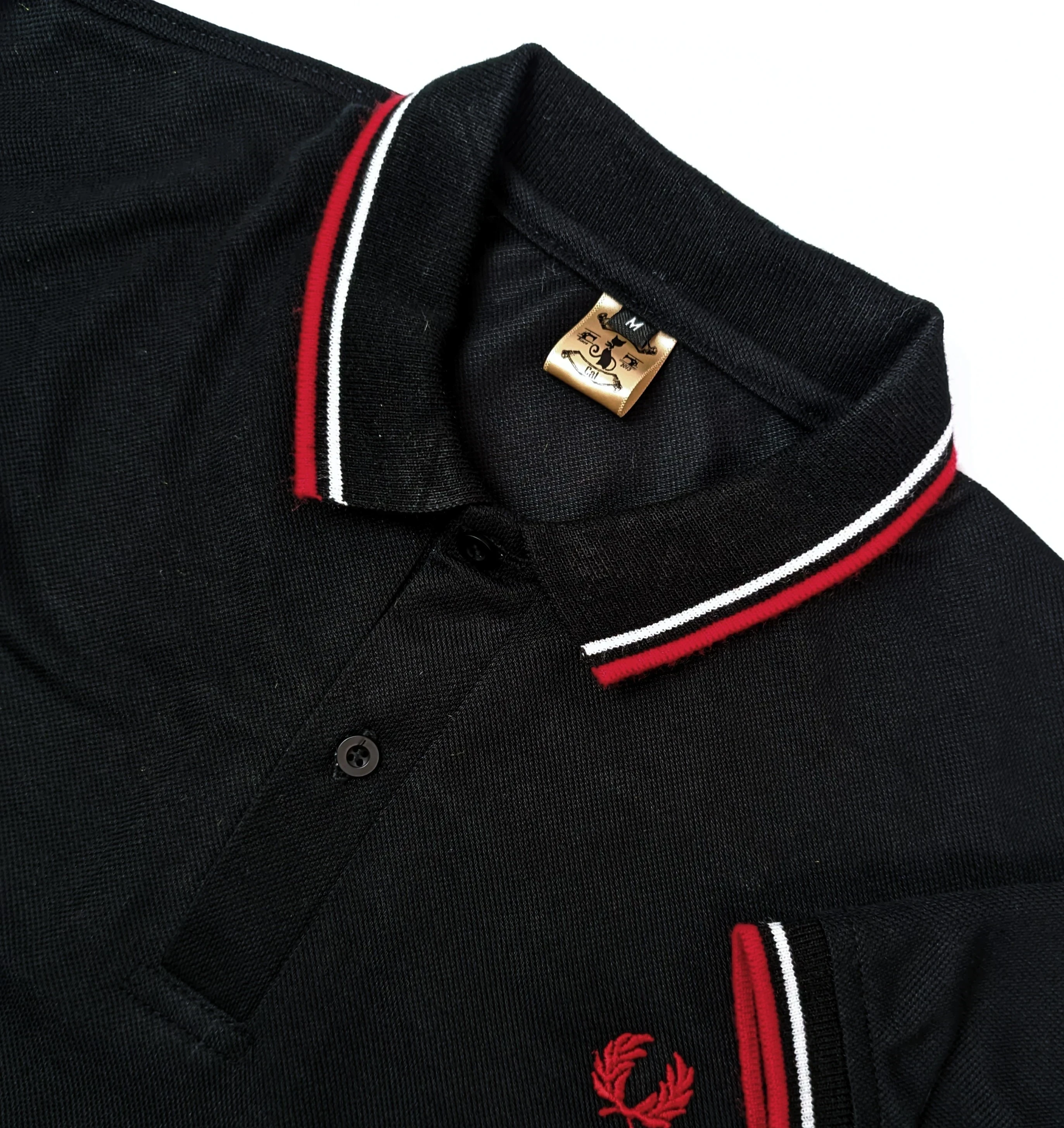 Camisa polo negra con rojo y blanco 