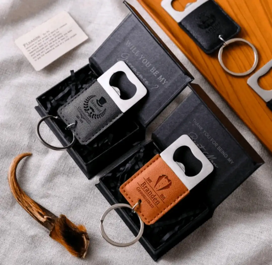 1 pieza Abridor de botellas de acero inoxidable y cuero personalizado, llavero con inicial grabada personalizada para hombres, diseño de patrón elegante, duradero y portátil, regalo ideal para padrinos de boda, cumpleaños, Día del Padre, novio, accesorio para fiestas, regalo personalizado para esposo, papá, amigo, colega, padrino de boda, jefe, apto para fiestas, uso en el hogar, bar, disponible en negro/marrón/gris