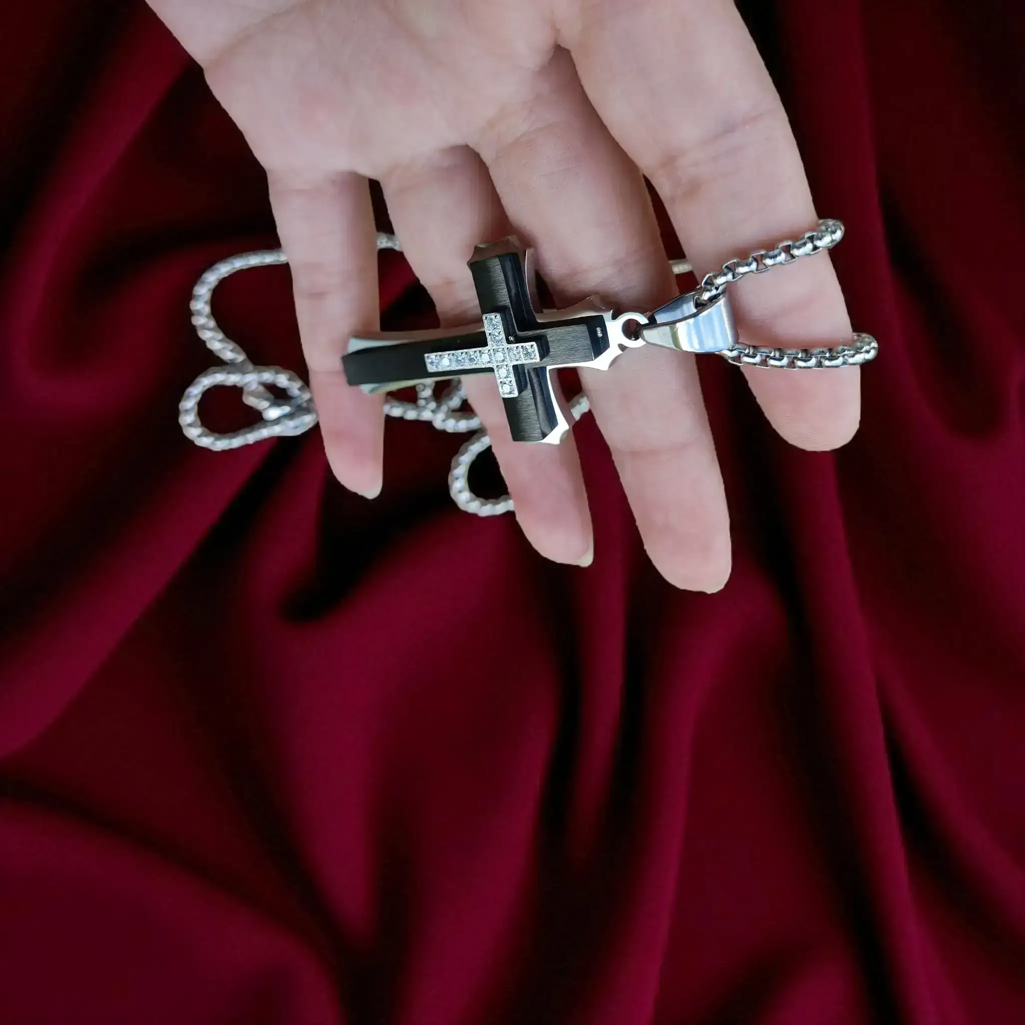 Cadena de Acero Inoxidable con Dije de Cruz Negra y Detalles en Cristales 4