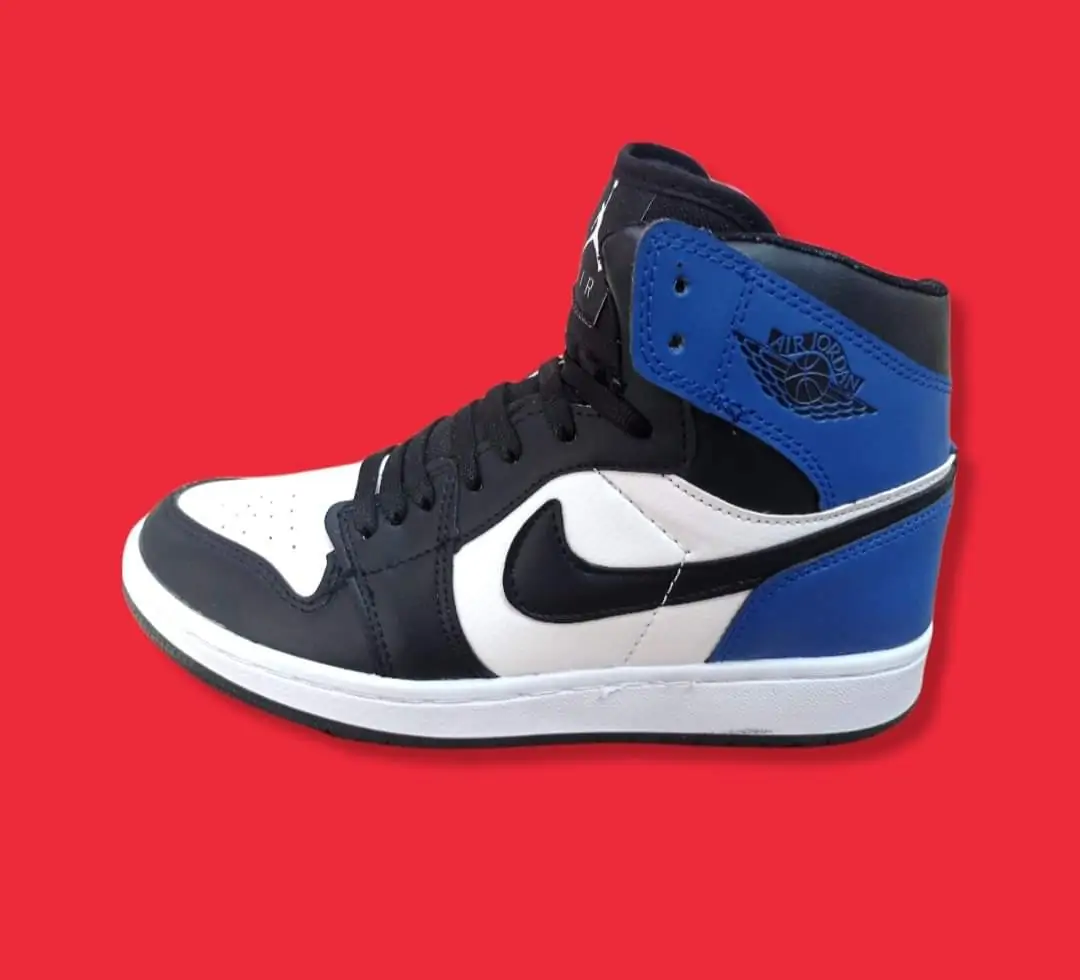 Adidas tipo Jordan, azul y negro. 