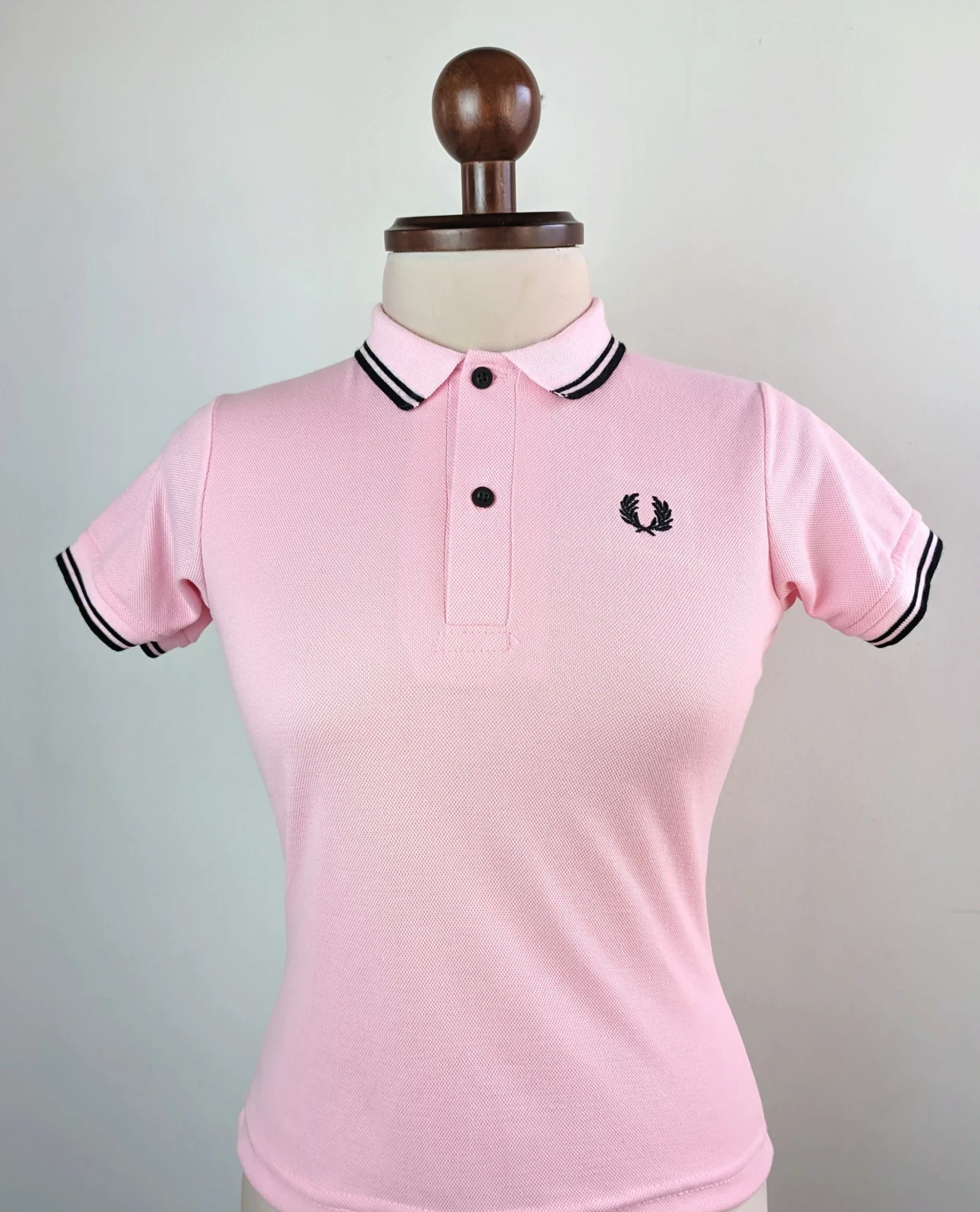Camisa Polo rosada con líneas negras 2